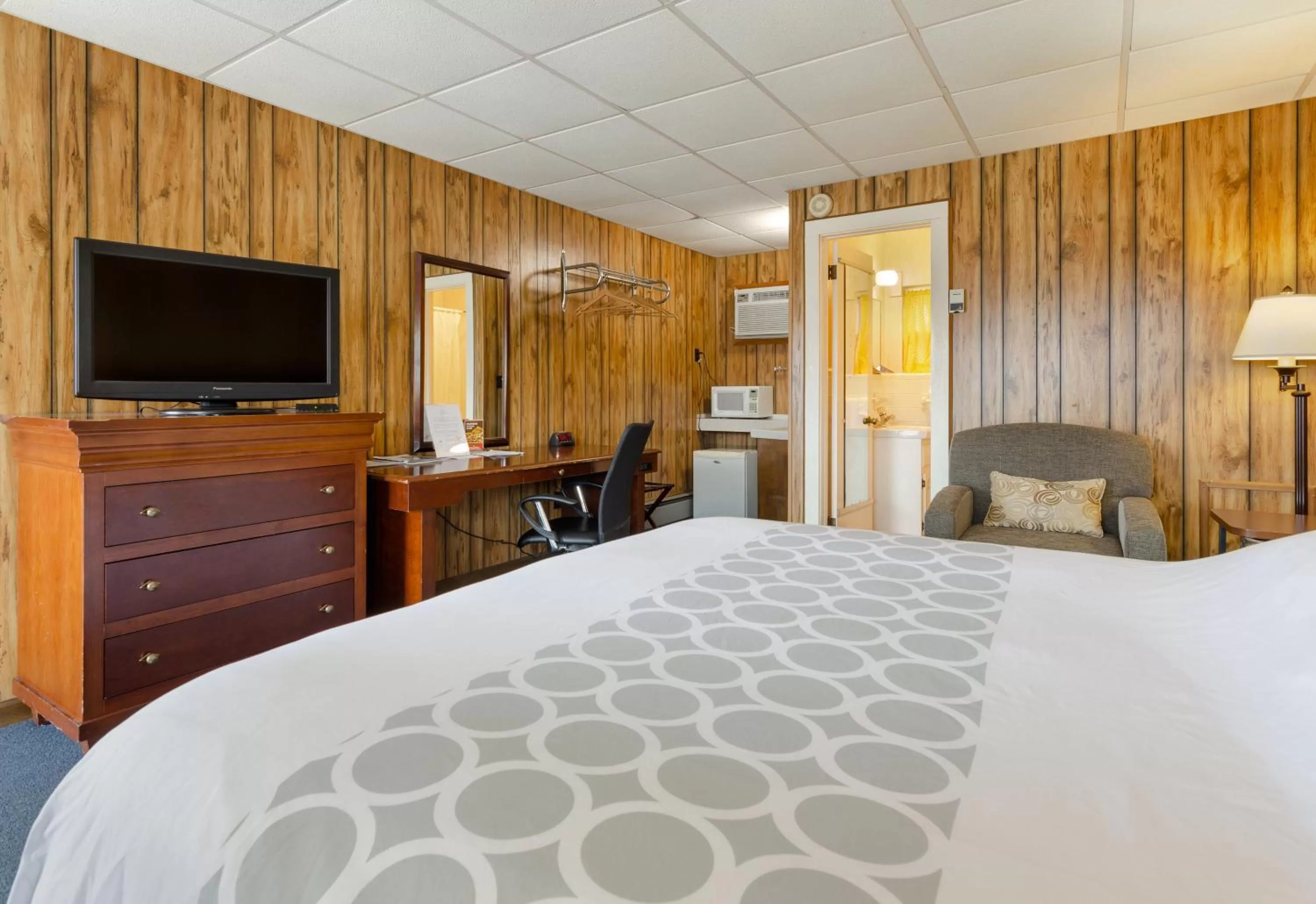 Deluxe King Room in Knob Hill Motor Lodge