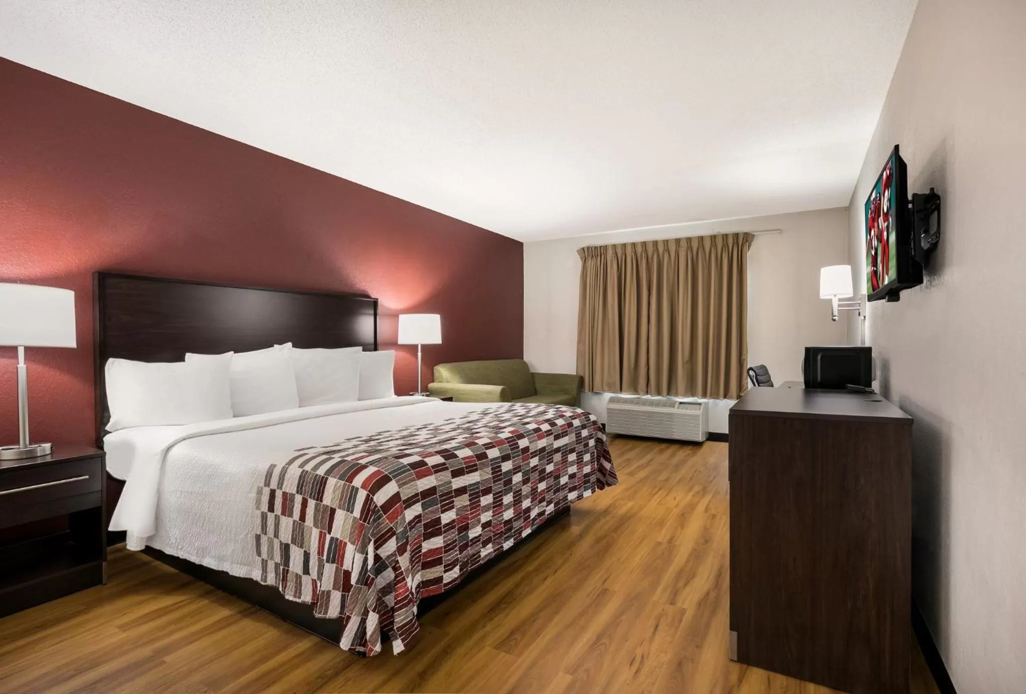 Superior King Room - Non-Smoking in Red Roof Inn & Suites Knoxville East