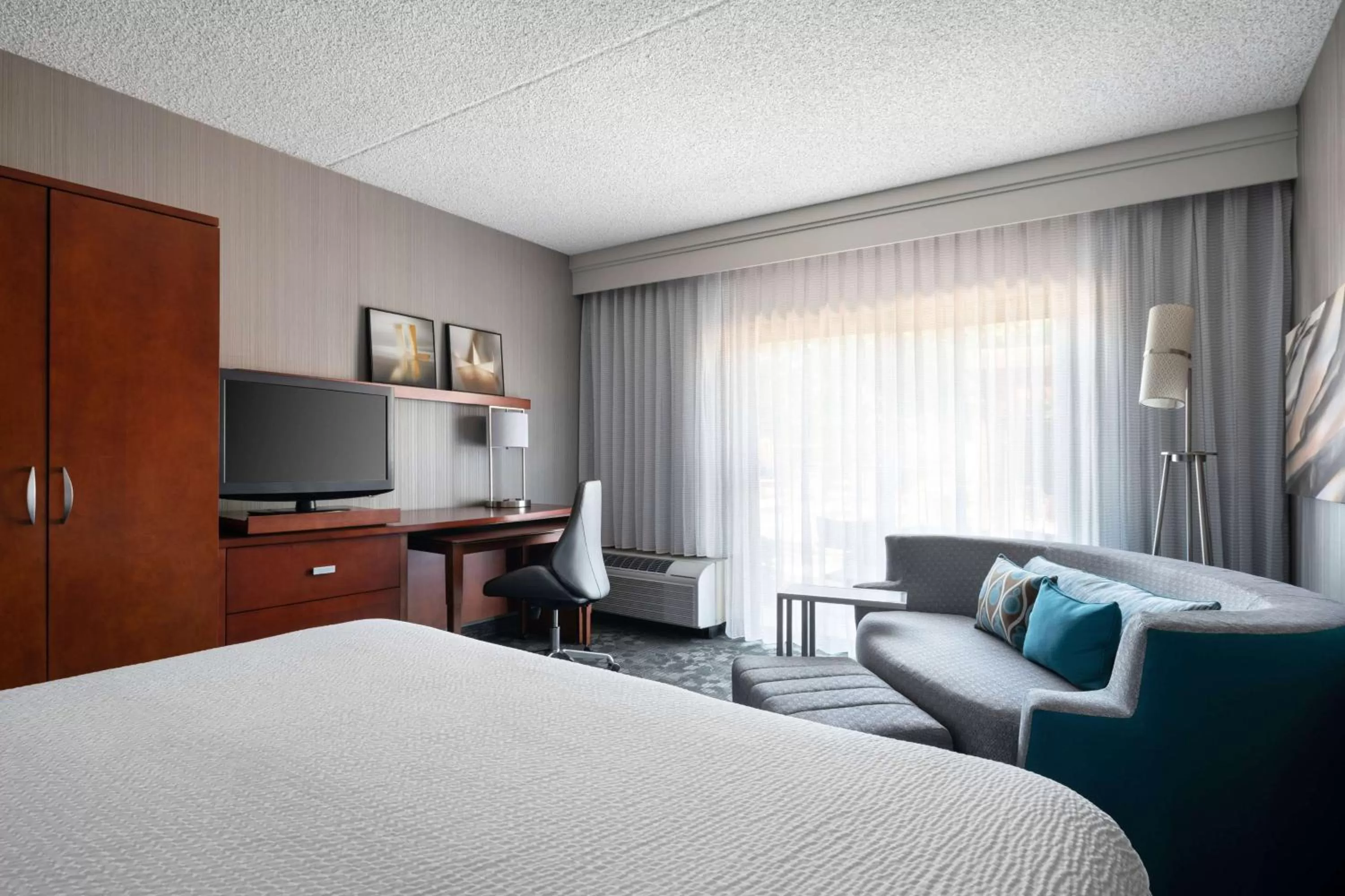 Mobility/Hearing Accessible Deluxe King Roll-In Shower in Sonesta Select Phoenix Camelback