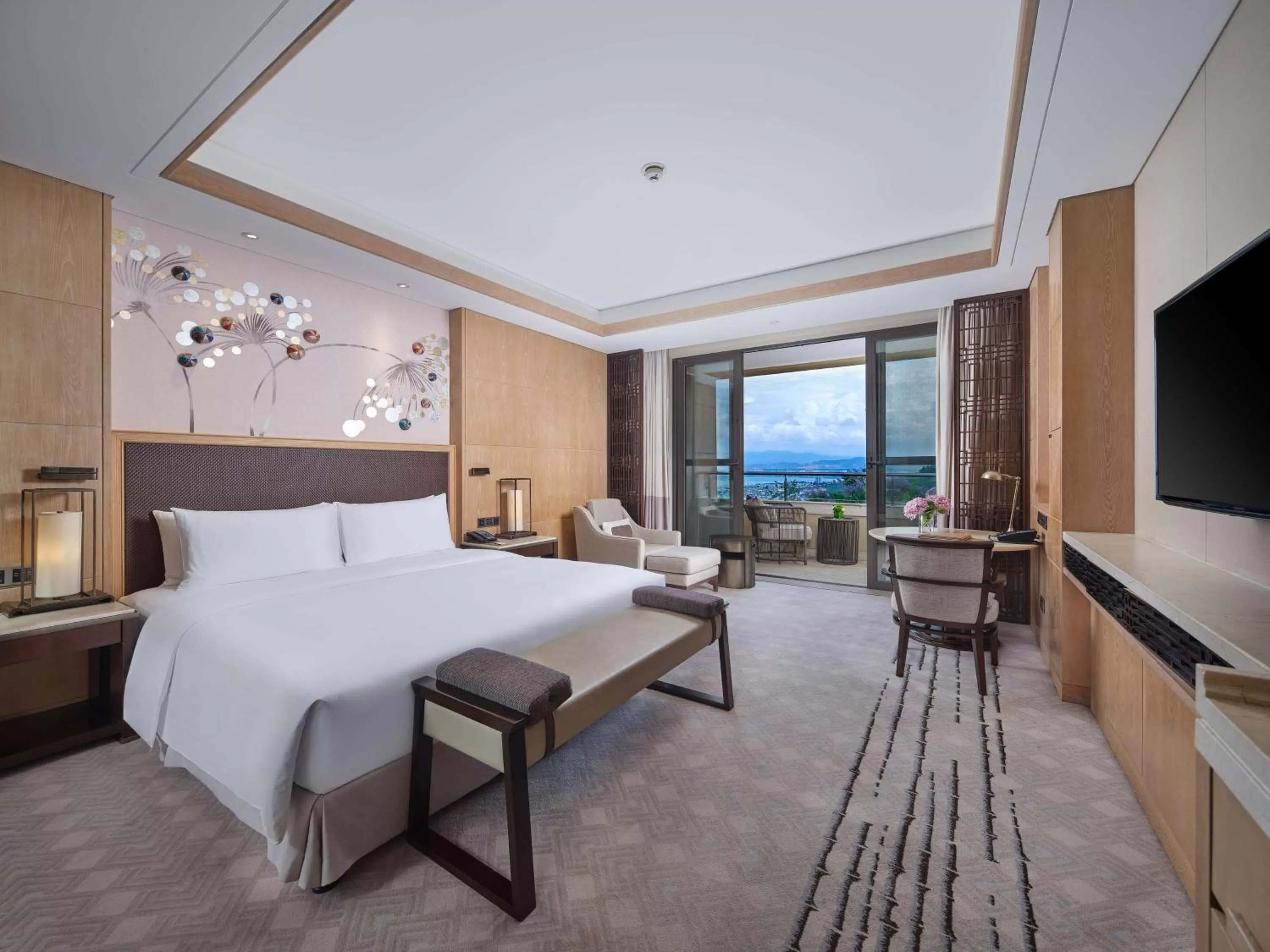 Deluxe King Room with Lake View in Hilton Dali Resort & Spa