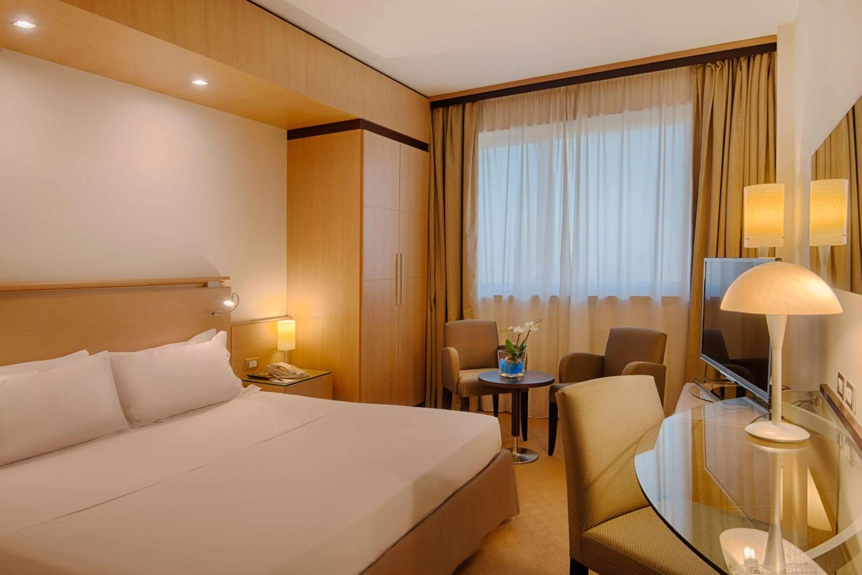 Family Room (2 Adults + 1 Child) in NH Bologna Villanova