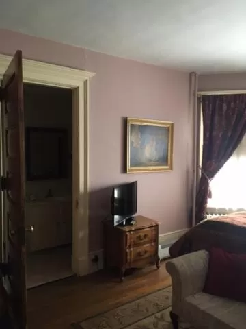 Deluxe Double Room with Balcony in Victorian Charm Inn
