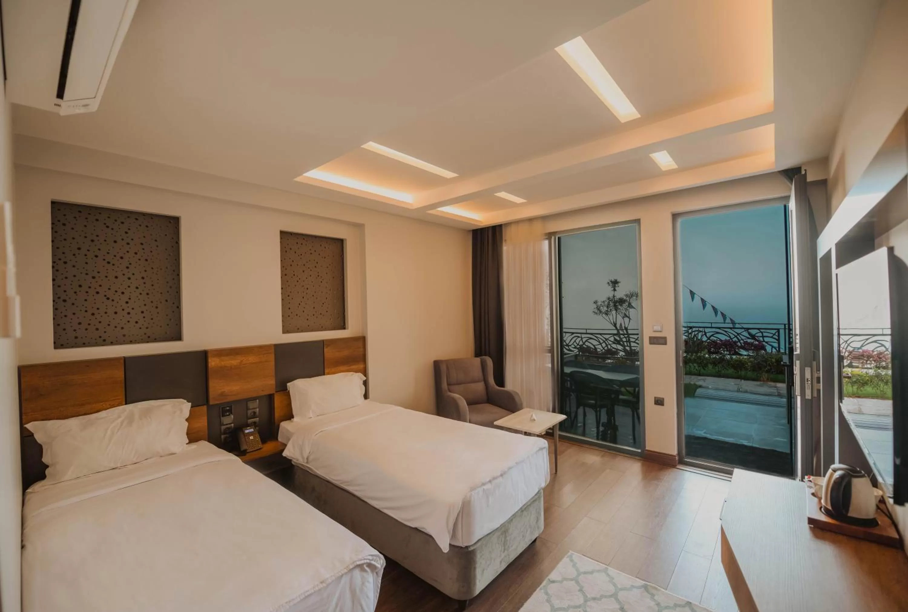 Deluxe Twin Room with Garden and Terrace in Peerless Villas Hotel