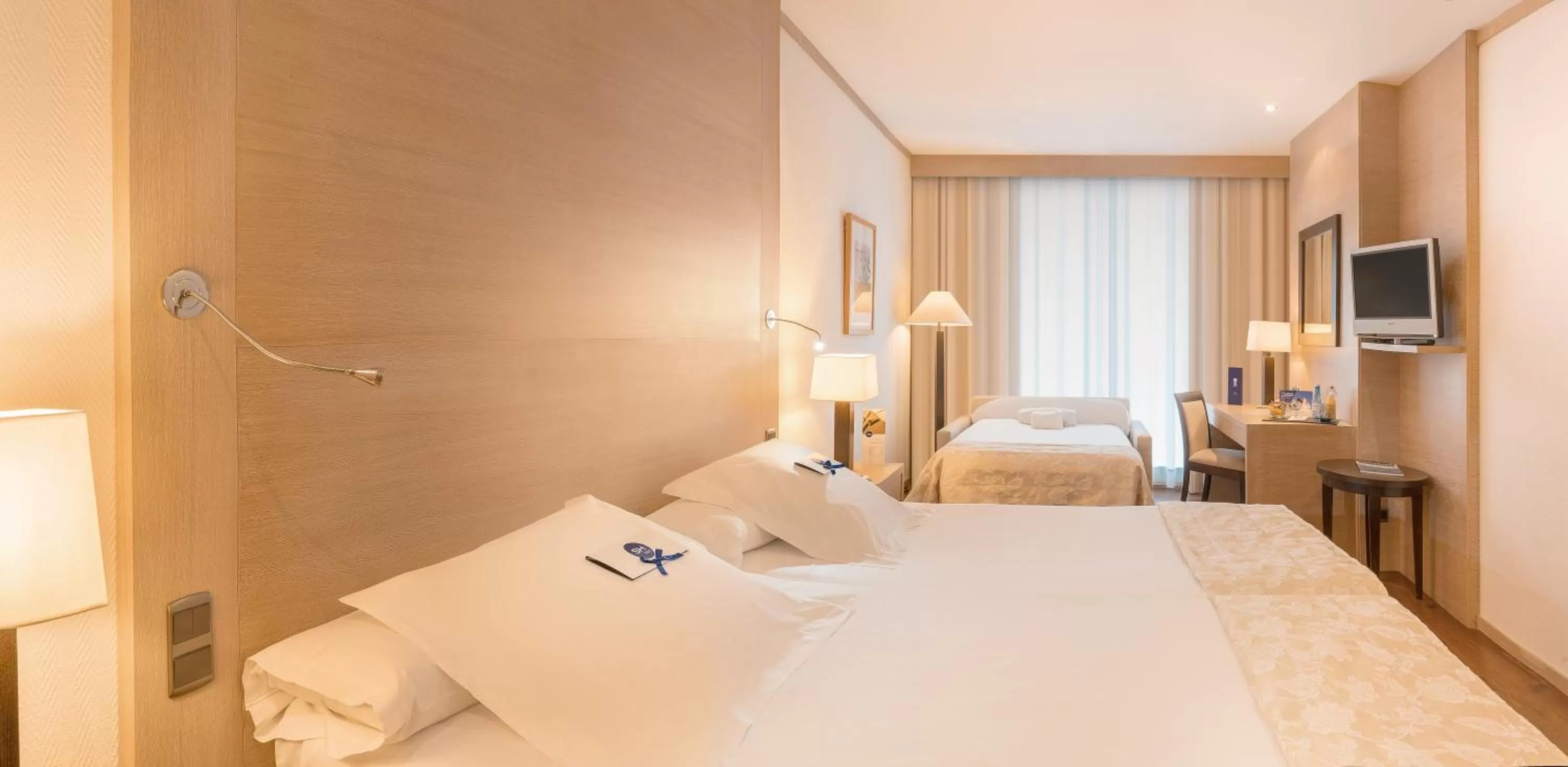 Double Room with Extra Bed (2 Adults + 1 Child) in SH Valencia Palace