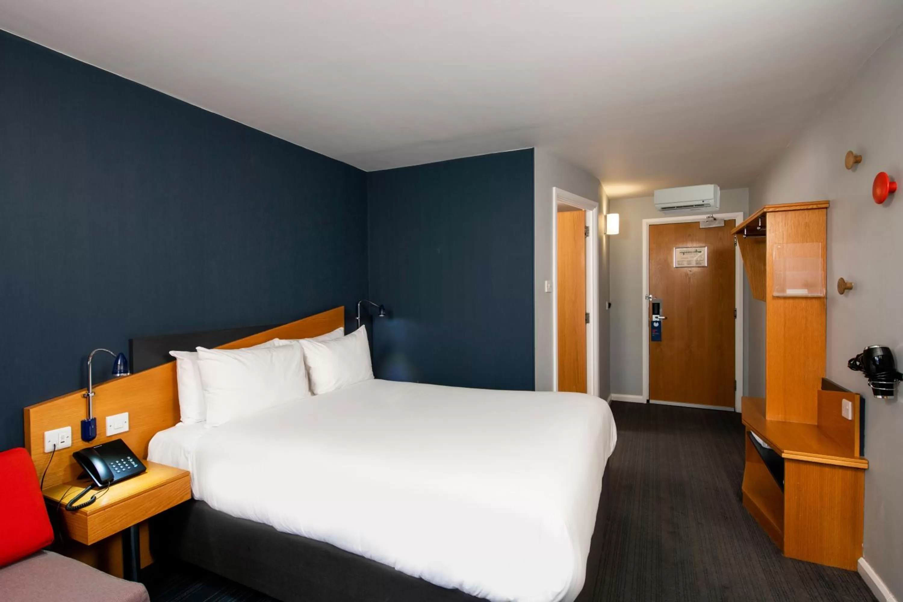 Standard King Room with Free Hot Breakfast in Holiday Inn Express Manchester - Salford Quays by IHG