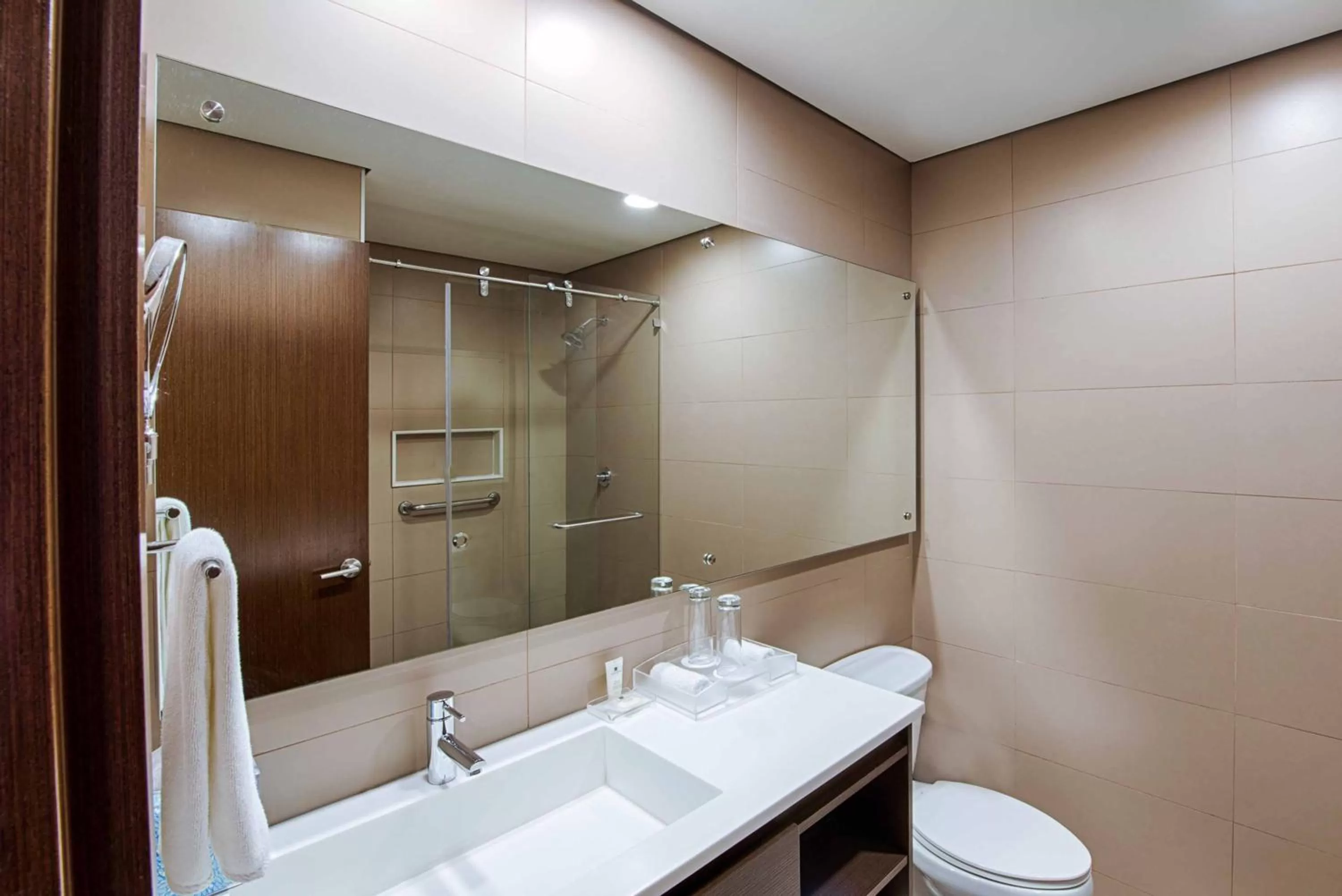 Twin Room - Disability Access in Crowne Plaza Airport by IHG