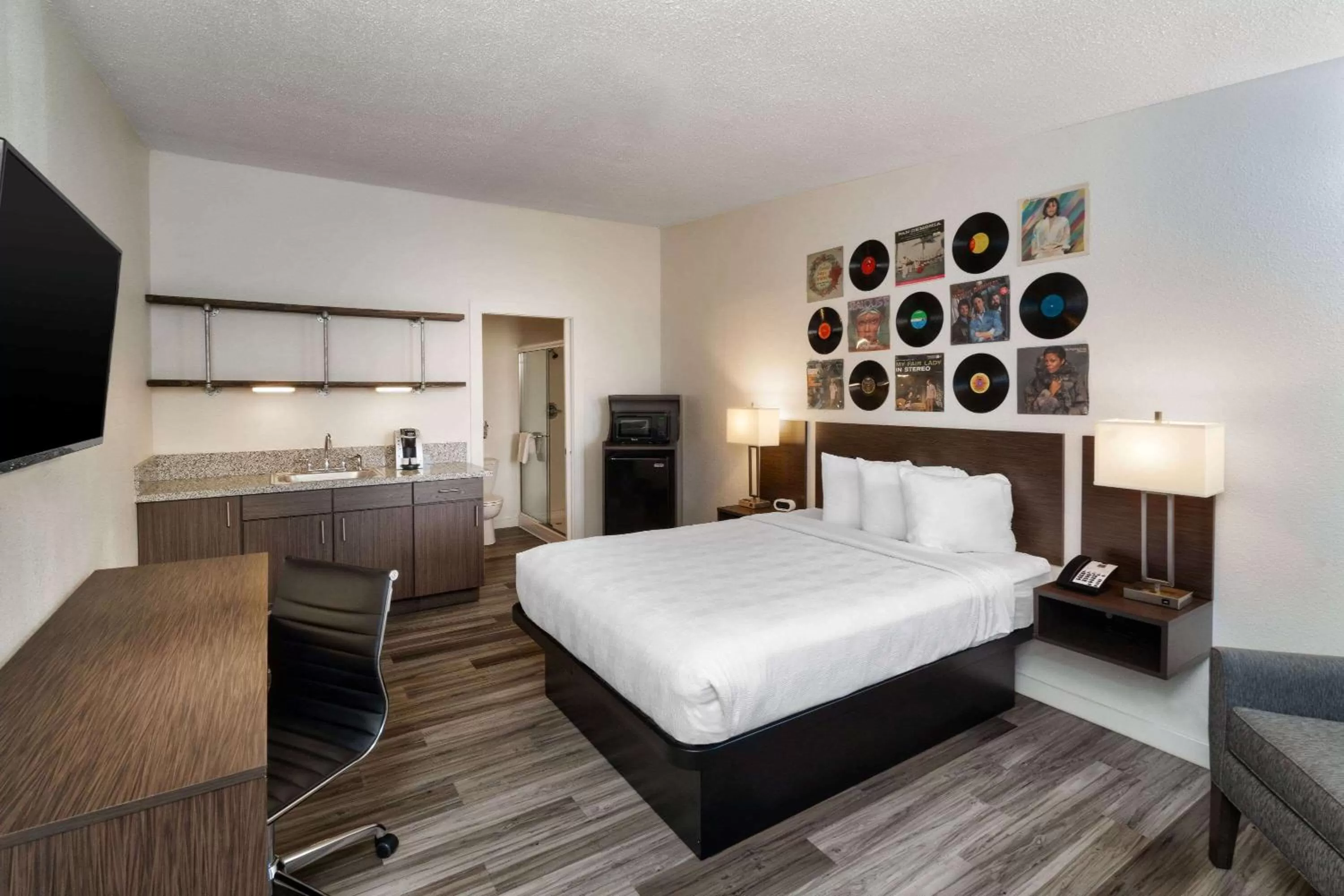 Queen Room - Non-Smoking in Hillside Crossing Nashville a Ramada by Wyndham