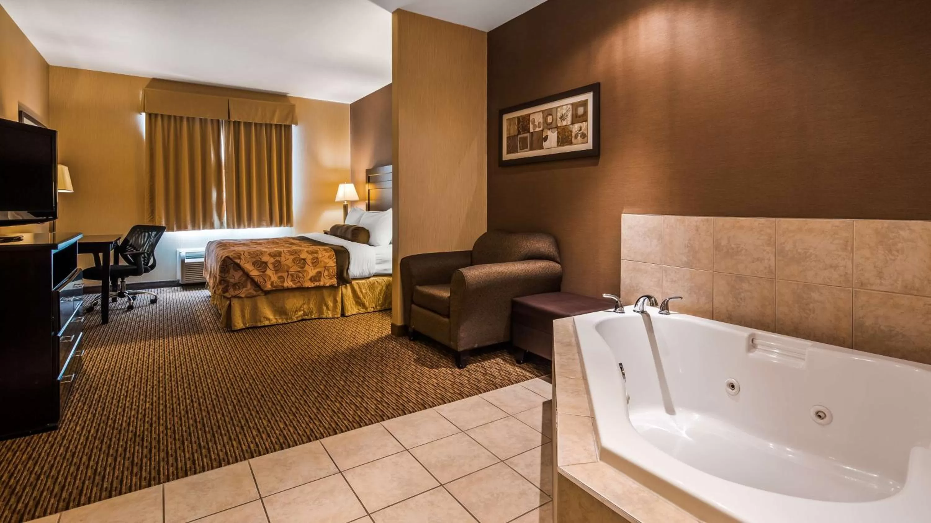 King Suite with Spa Bath and Kitchen in Best Western Estevan Inn & Suites