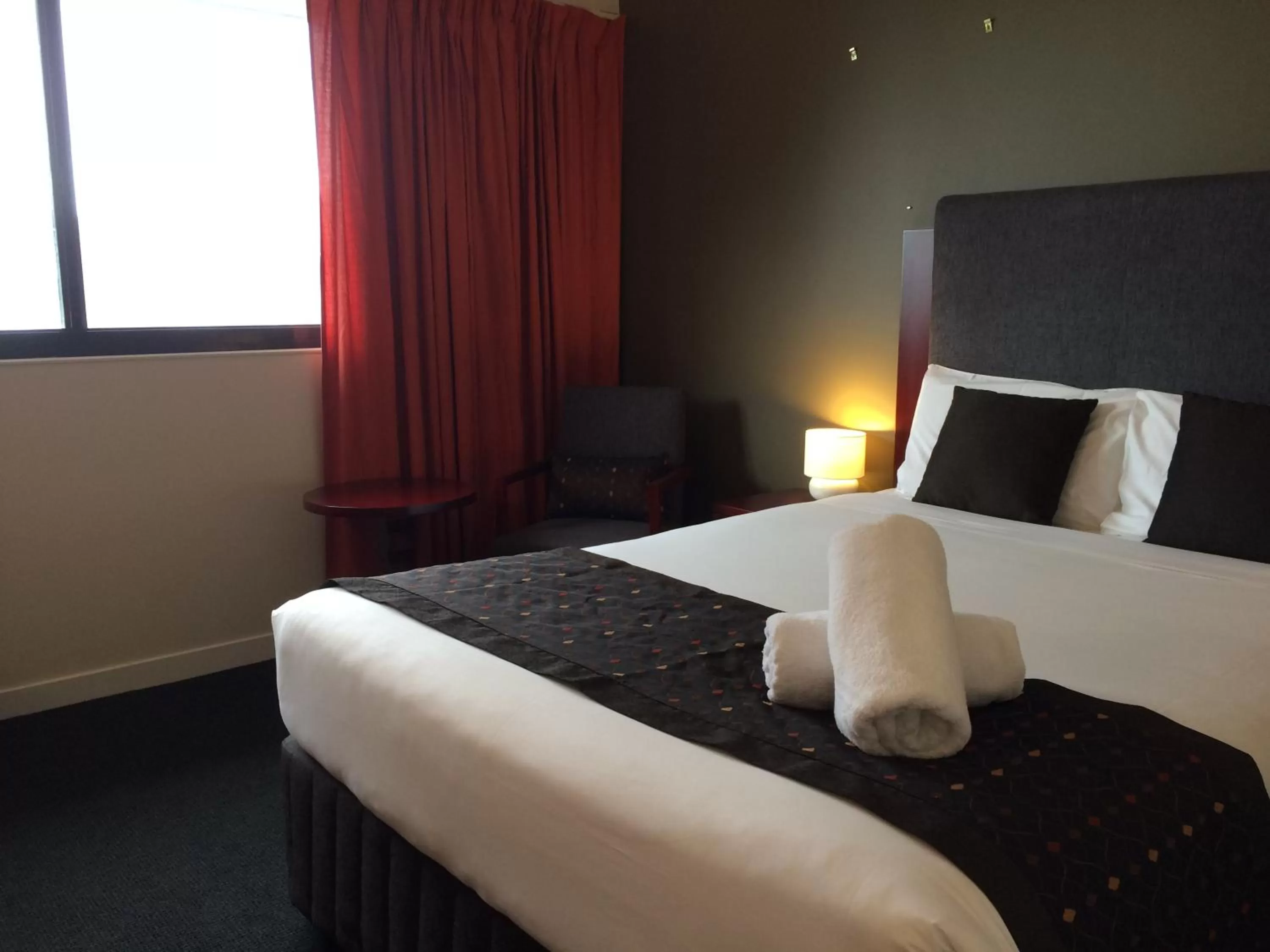 Business Queen Room with Shower over Bath in Madison Plaza Townsville