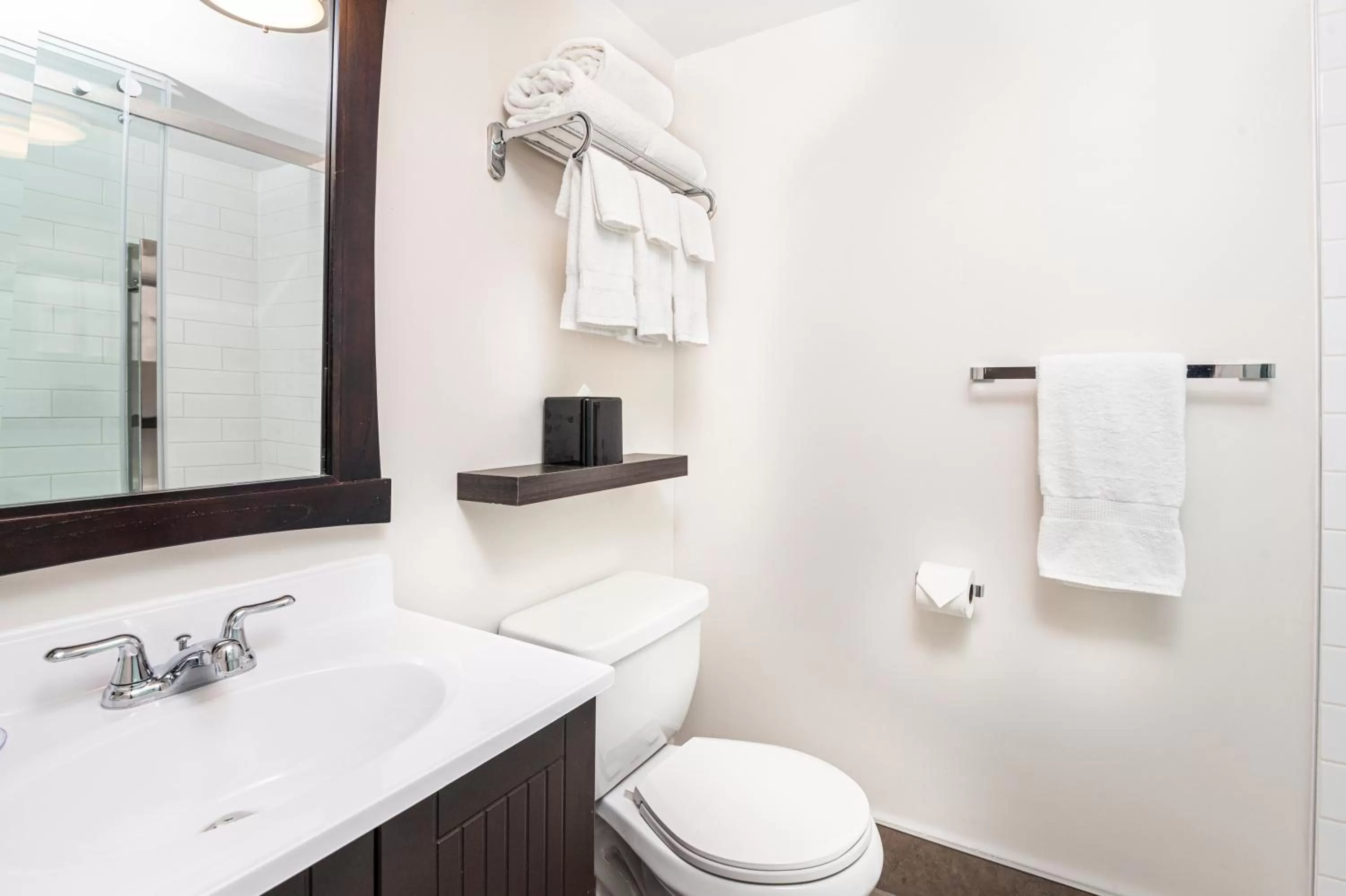 Standard Queen Room with Bathtub - Non Smoking in Quality Inn & Conference Centre Kingston Central