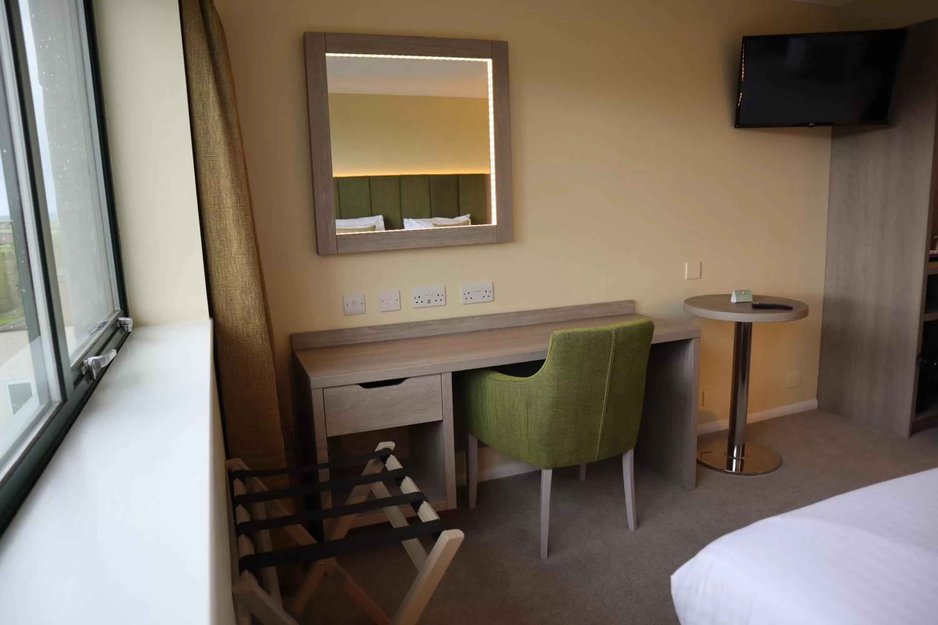 Standard Twin Room in Hellidon Lakes Hotel