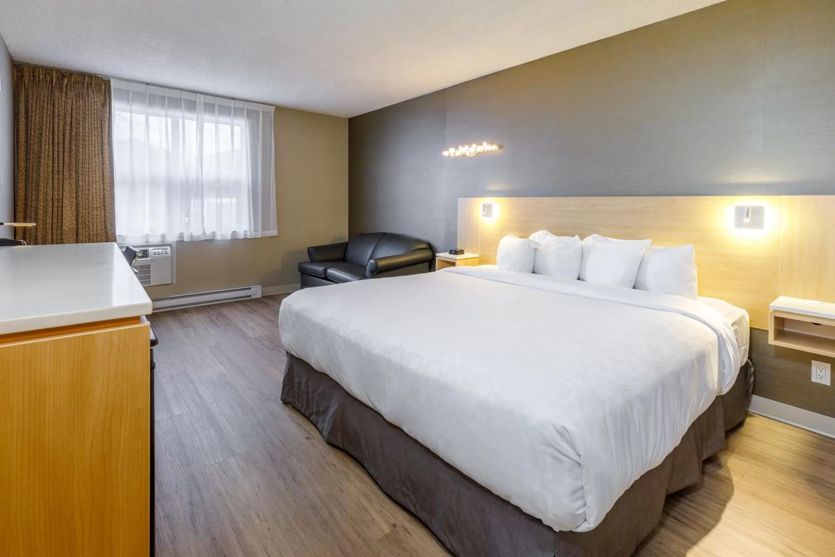 Standard King Room - Non Smoking in Clarion Pointe Quebec Airport