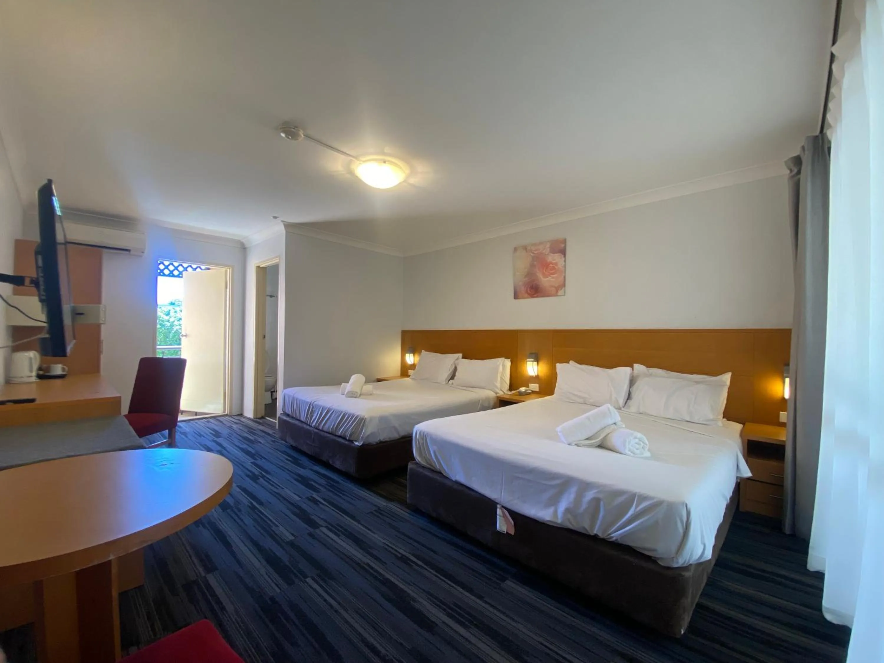 Deluxe Quadruple Room with Balcony in Garden Lodge Sydney Hotel