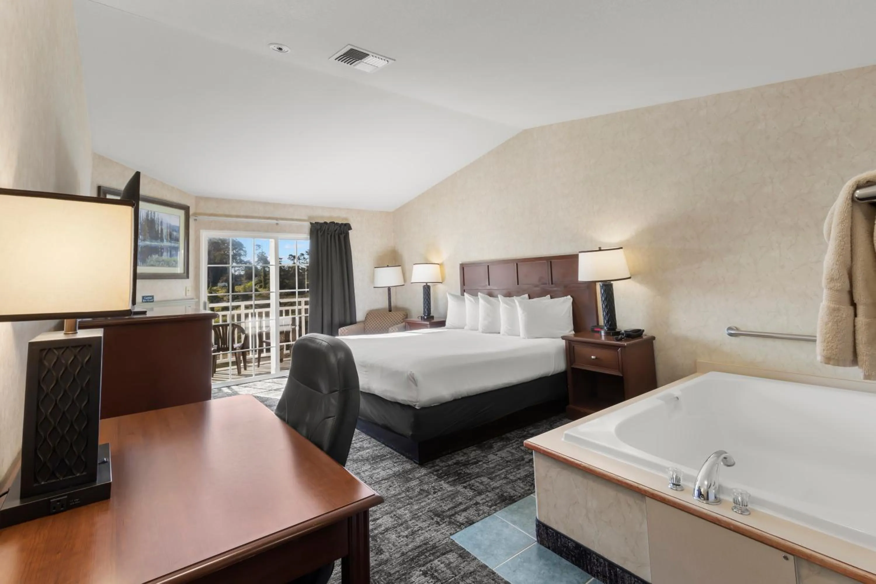 1 King Soaking Tub with Balcony Estuary View in Beach House Inn