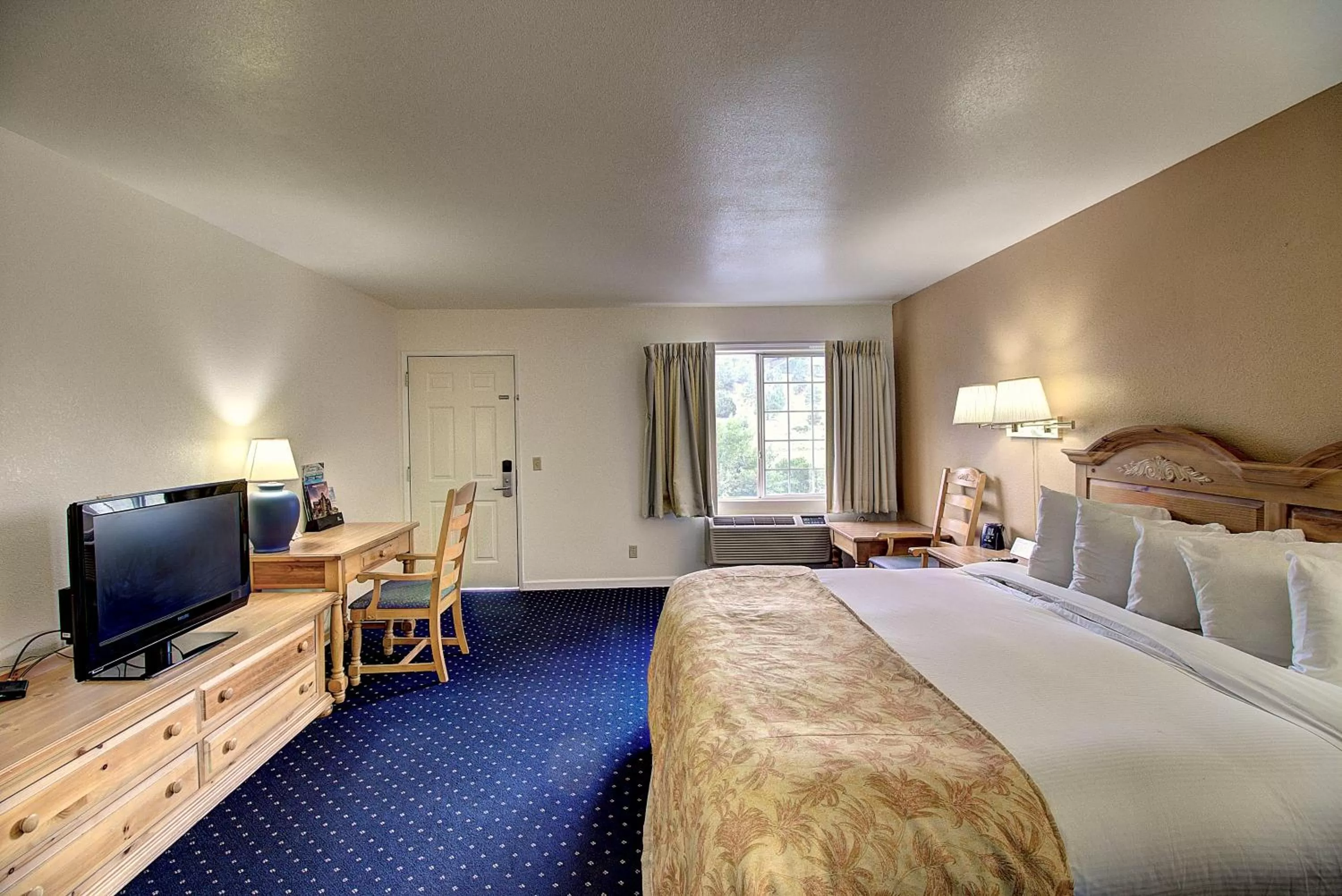 King Room - Non-Smoking in Days Inn & Suites by Wyndham Lolo