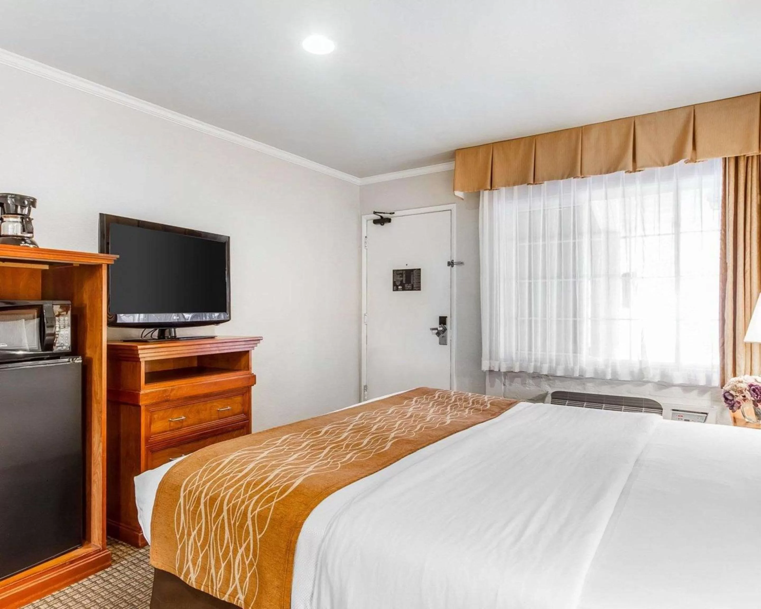 Queen Room - Disability Access in The Inn at 1252 Monterey