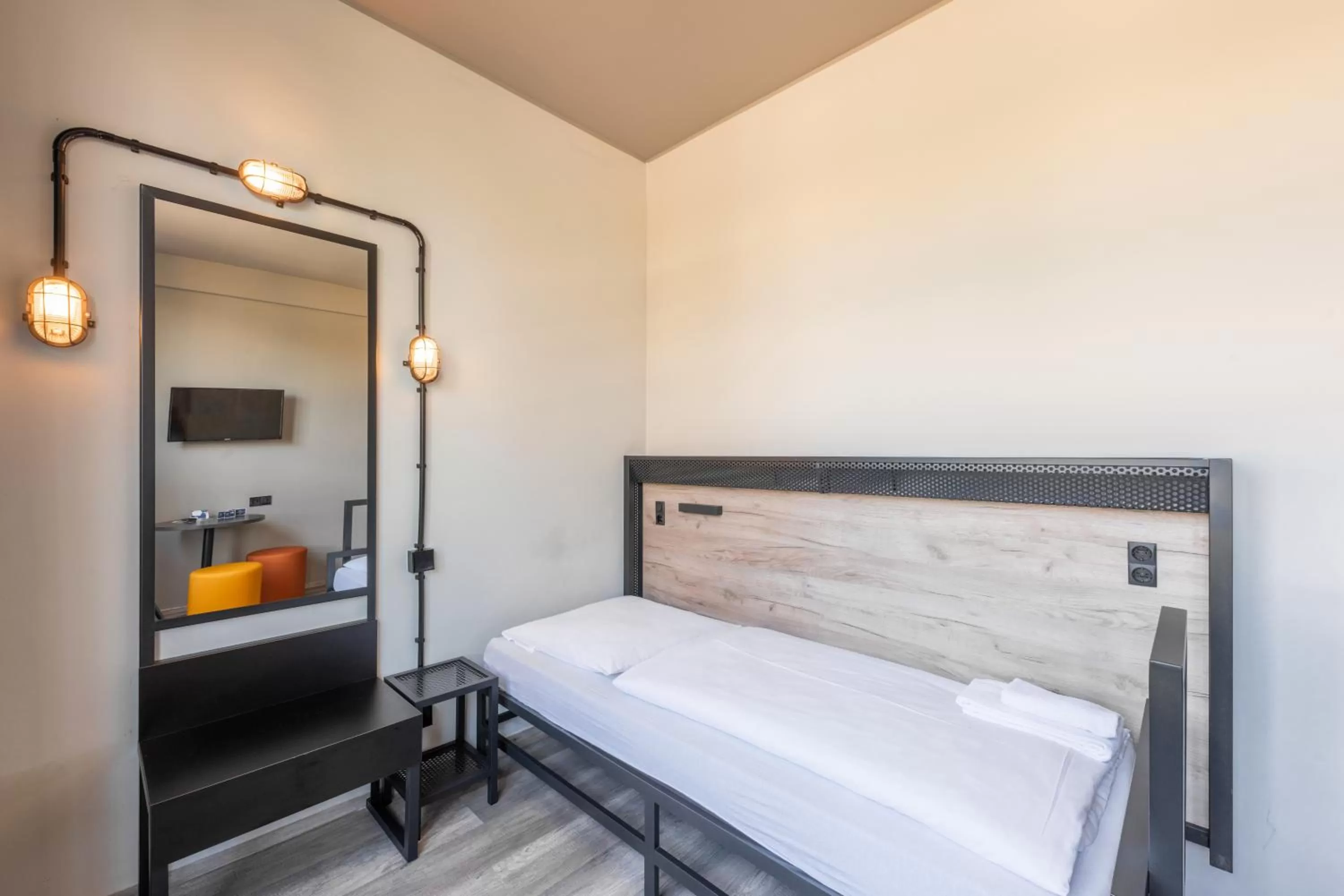 Single Room in a&o Hamburg City