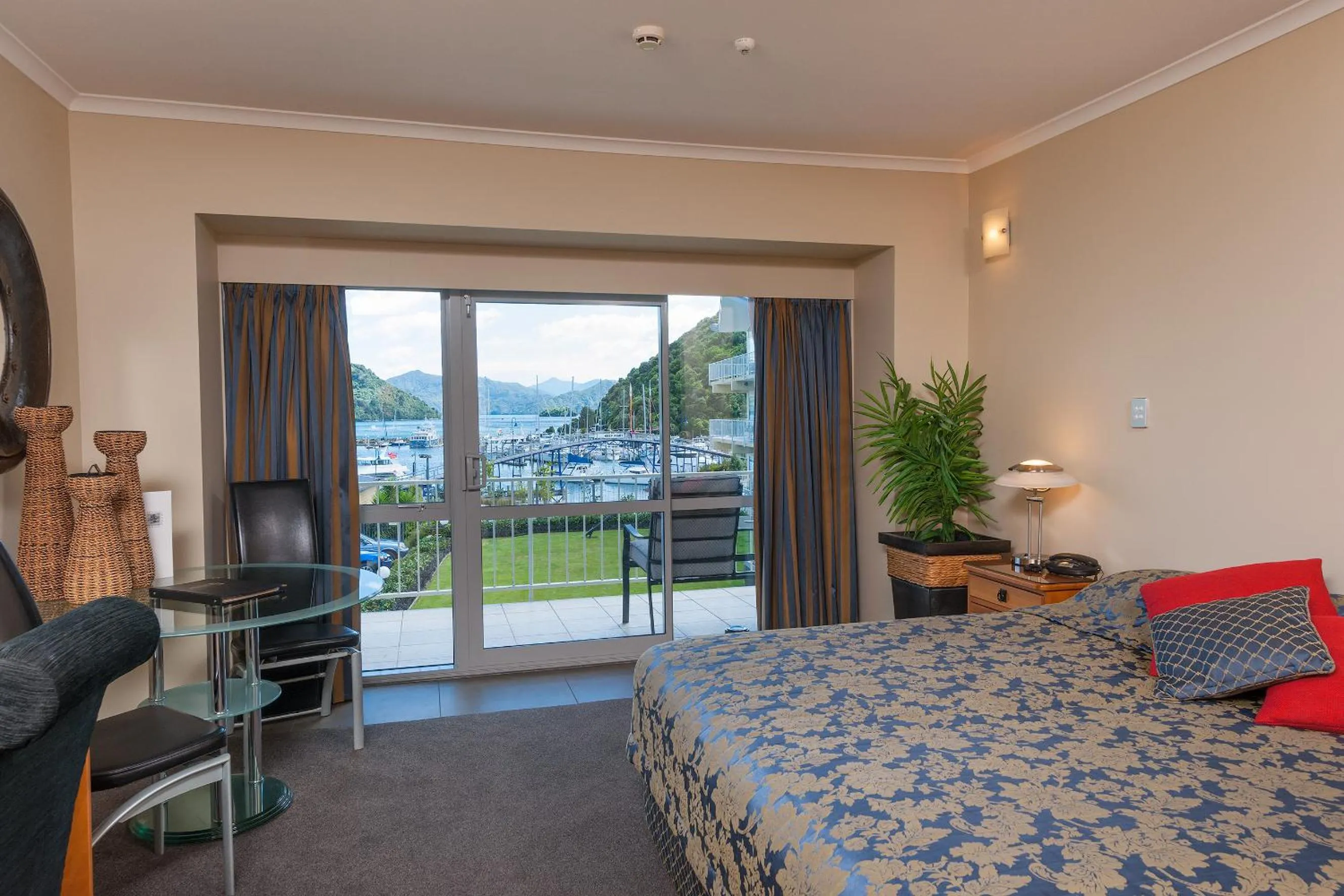 King Spa Bath Harbor View in Beachcomber Inn Picton