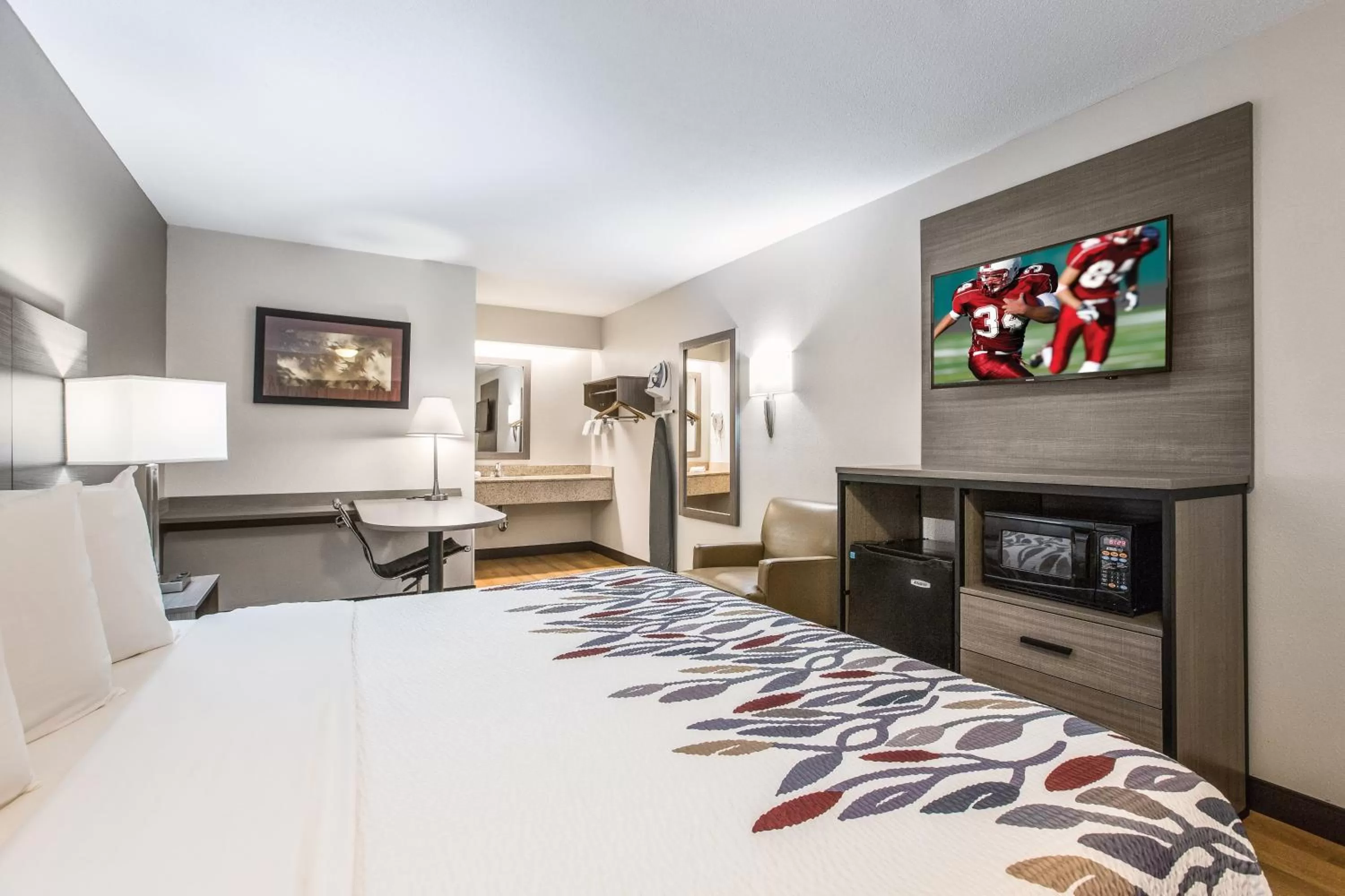 Superior King Room Second Floor Smoke Free in Red Roof Inn Lansing West - MSU