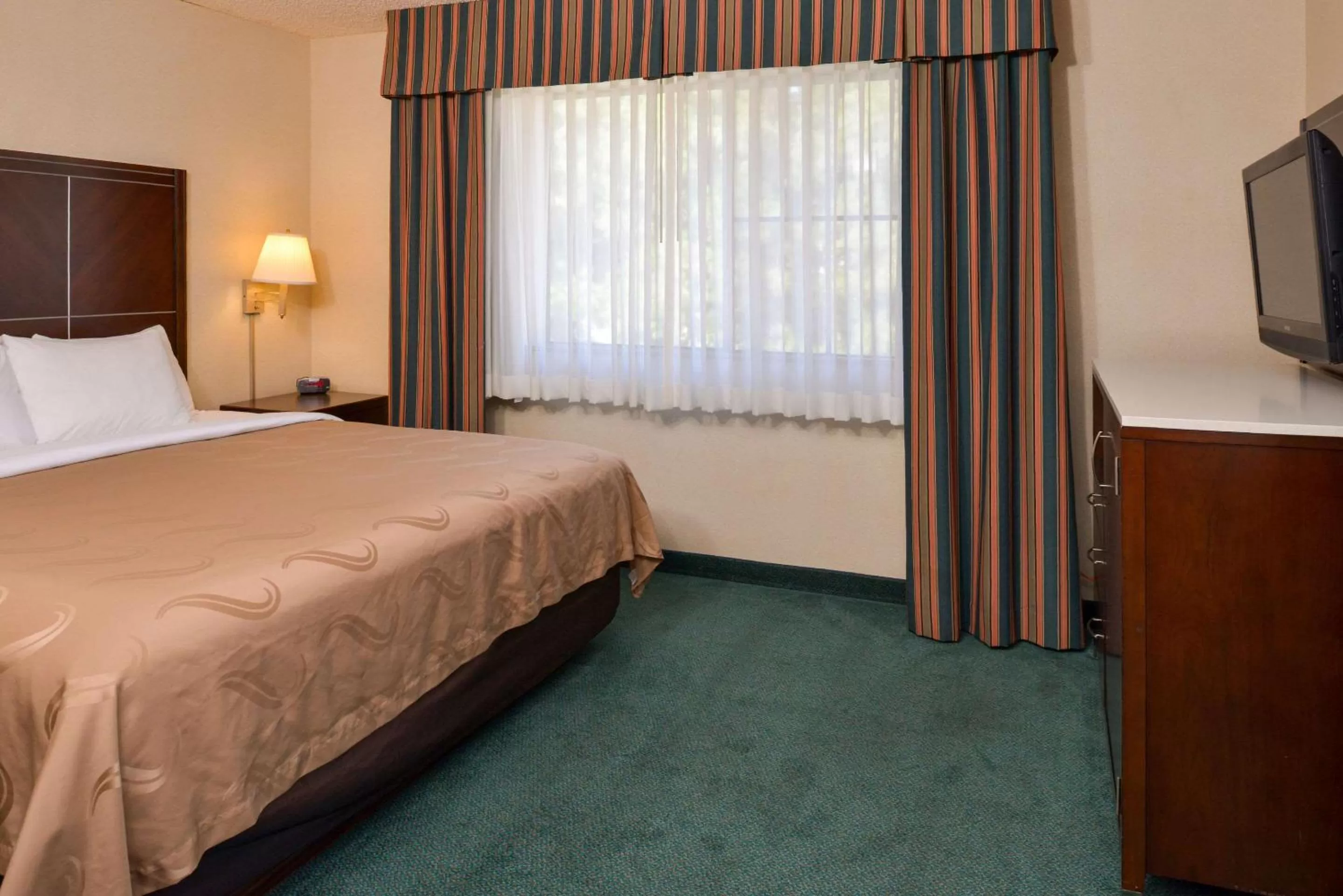 King Room with Hearing Accessible - Accessible/Non-Smoking in Quality Inn & Suites Walnut - City of Industry