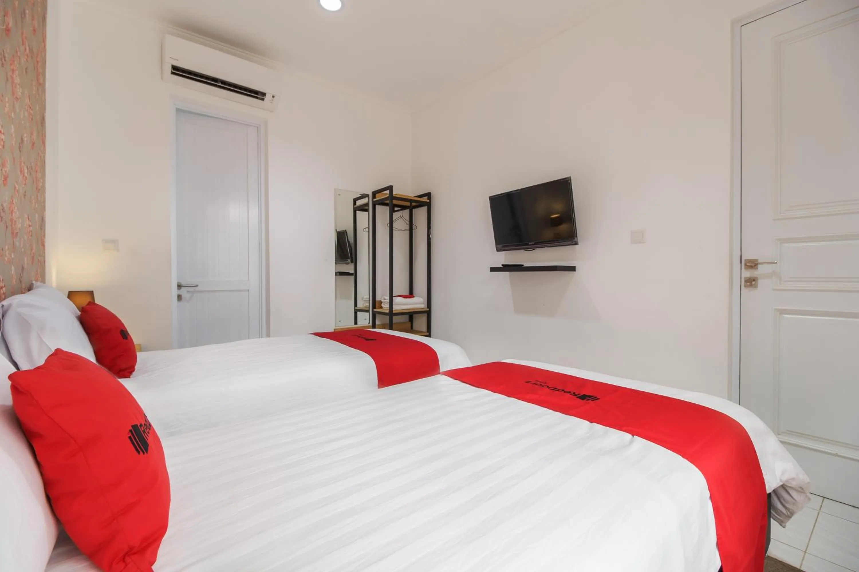 Twin Room in RedDoorz Plus near Exit Toll Puncak 2