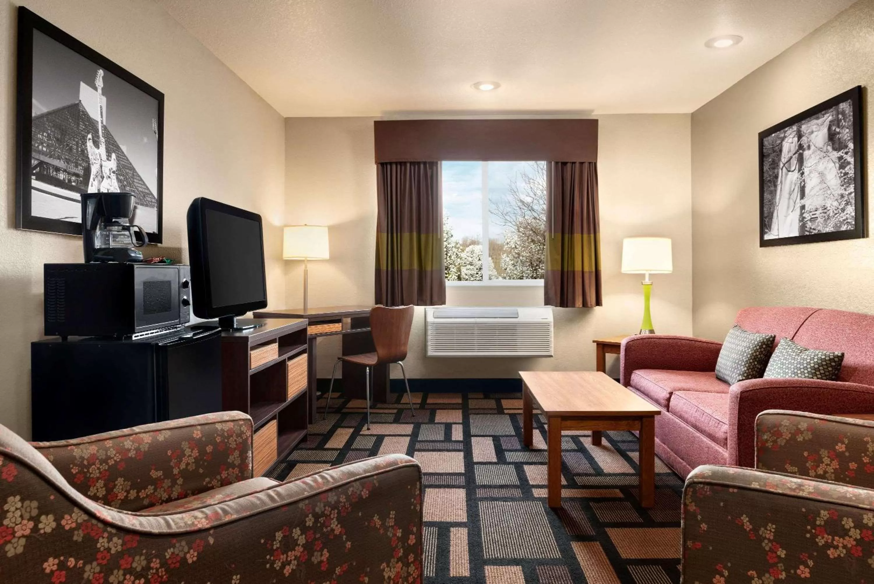 1 King Bed, One-Bedroom, Suite, Non-Smoking in Super 8 by Wyndham Akron S/Green/Uniontown OH