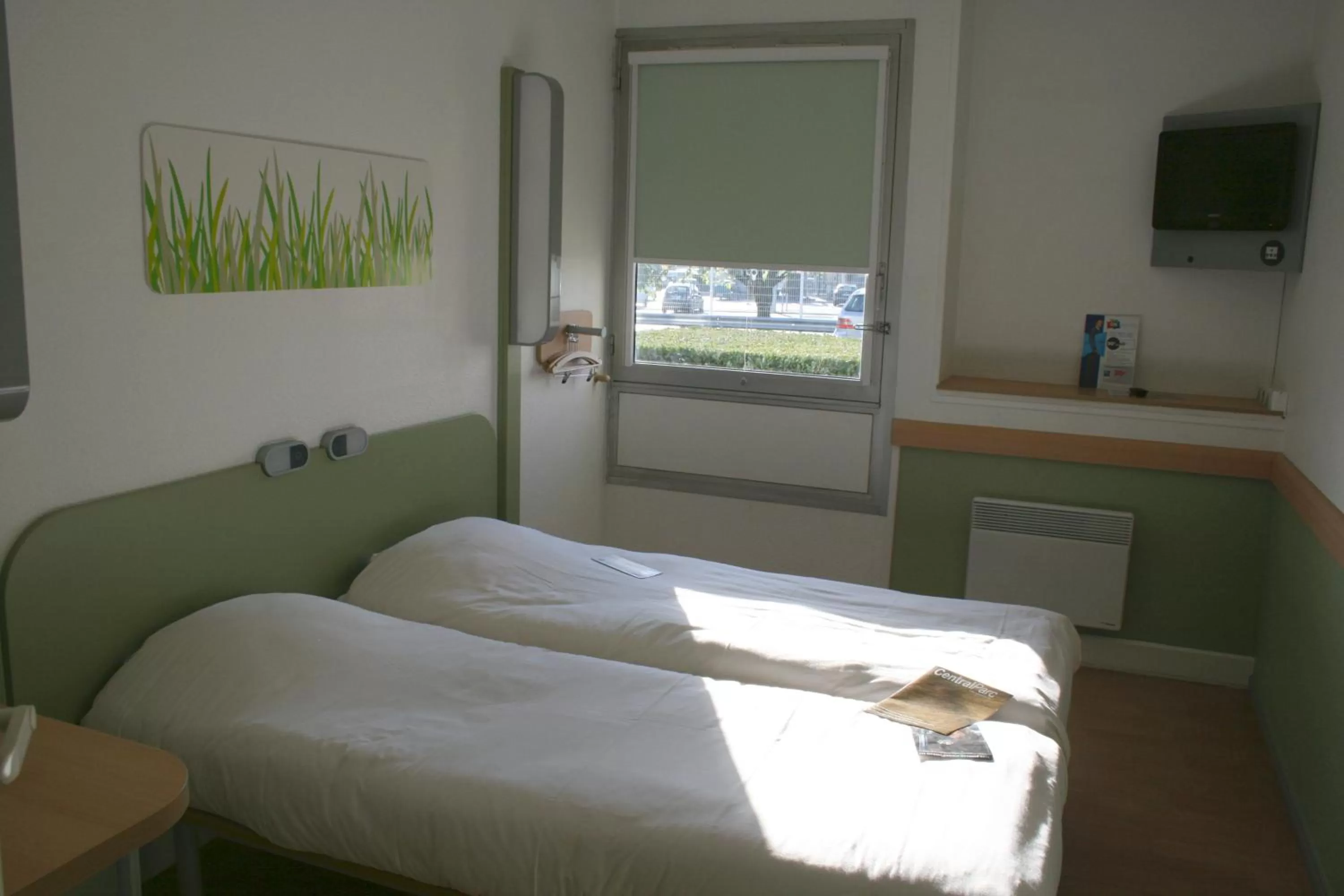 Photo of the whole room, Bed in ibis Budget Thiers