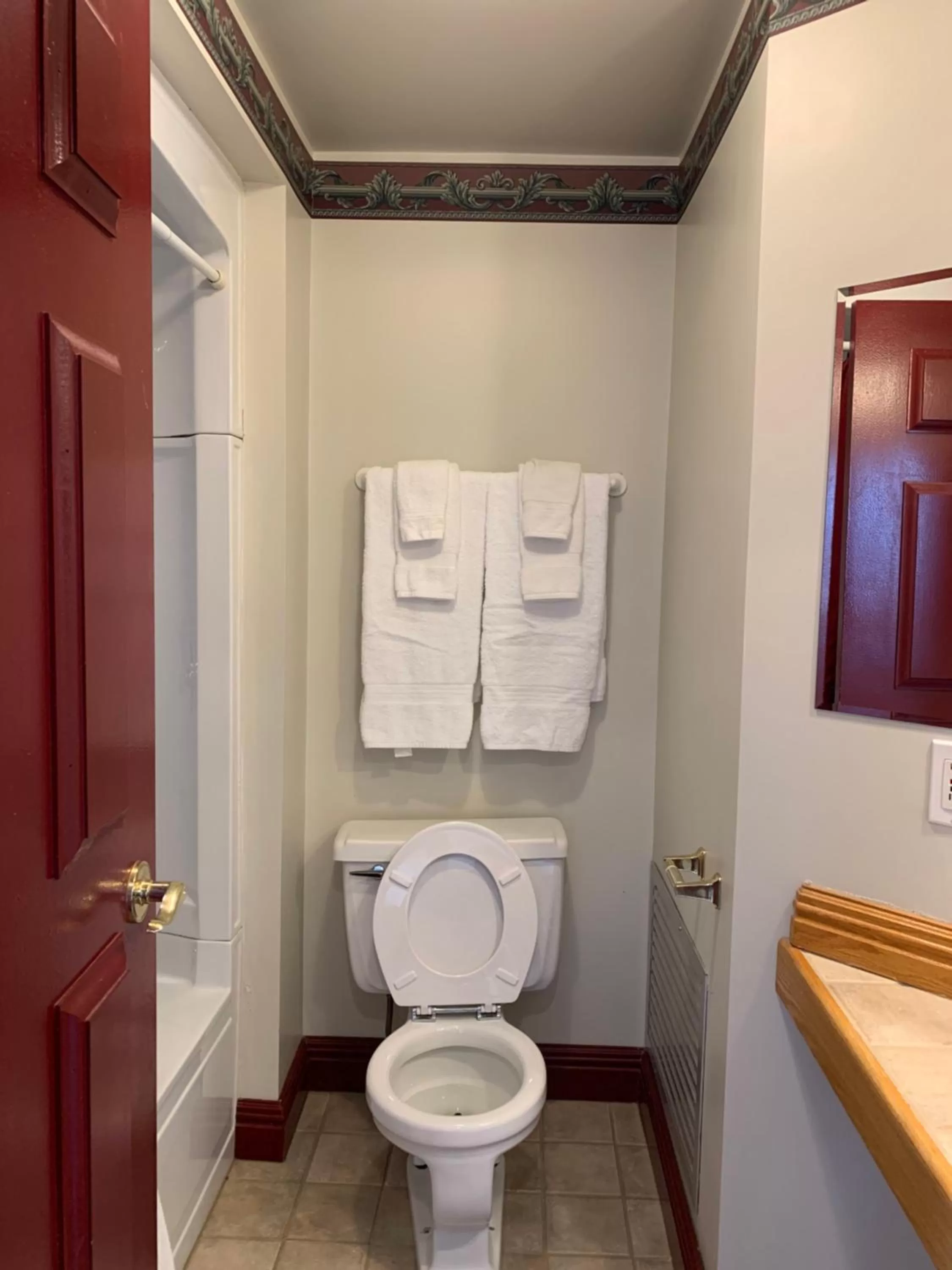 Superior Queen Room with Two Queen Beds in Lakeview Hotel