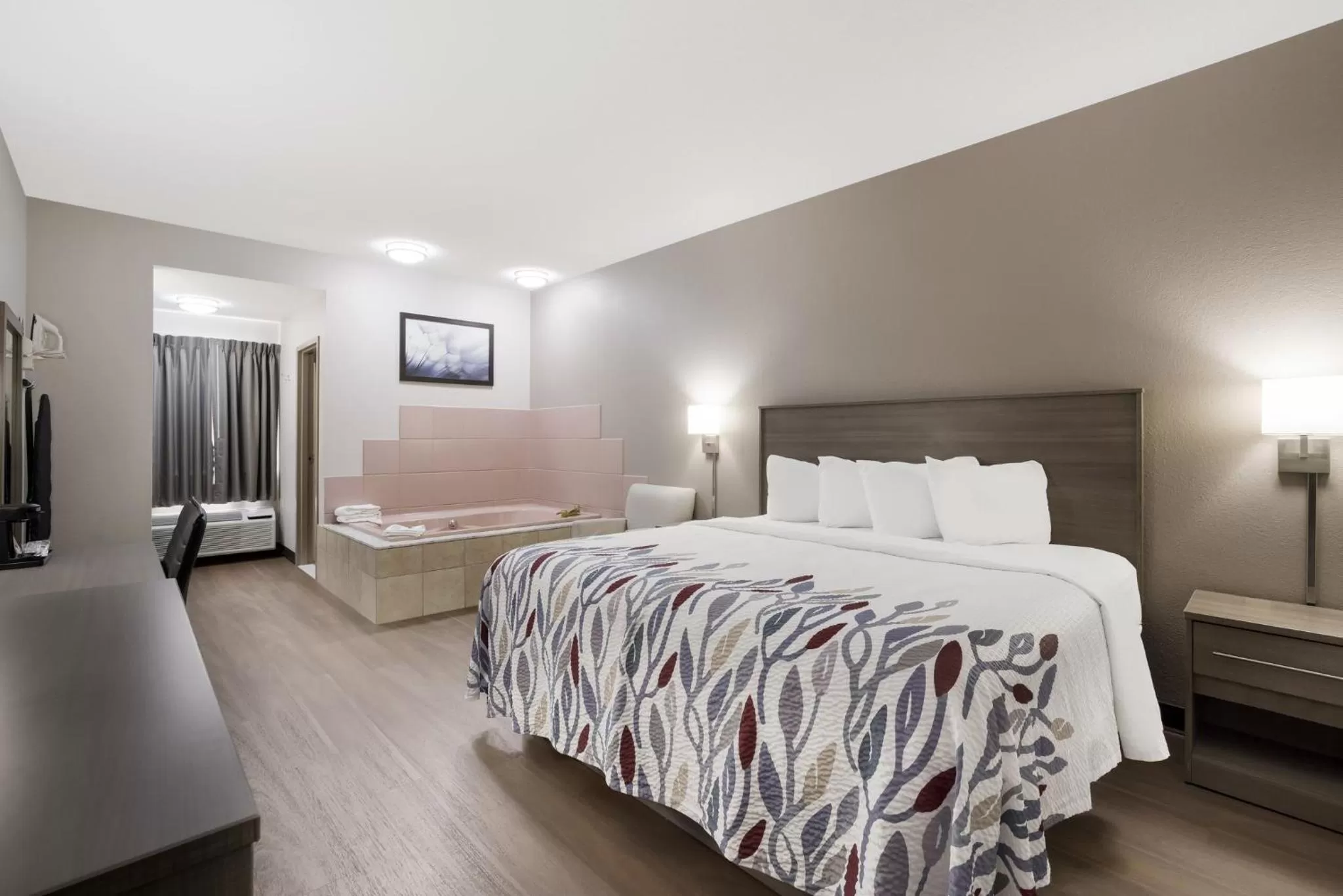 Superior King Room with Spa Bath Non-Smoking in Red Roof Inn Weedsport