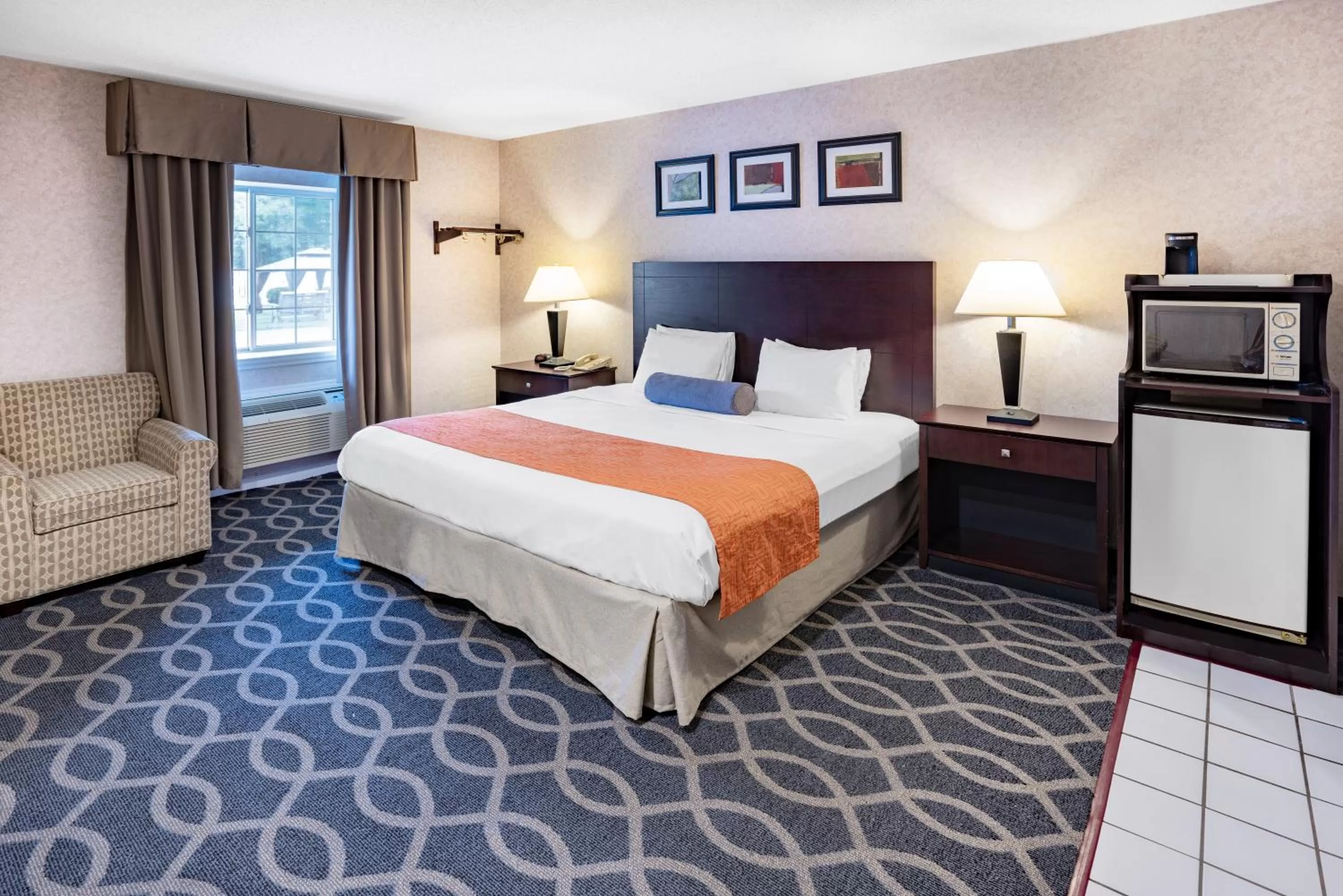 King Room- Non-Smoking in Howard Johnson by Wyndham Lenox