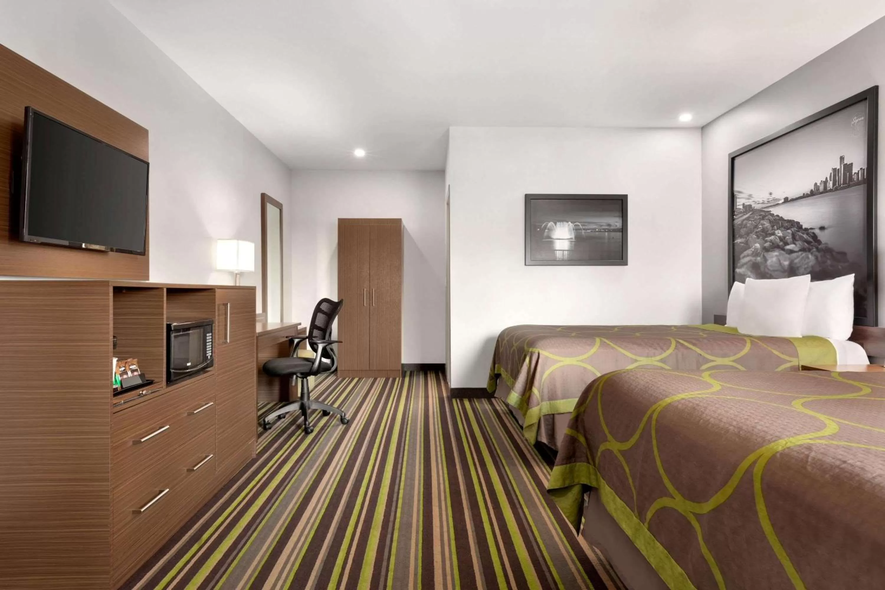 Queen Room with Two Queen Beds - Non-Smoking in Super 8 by Wyndham Windsor/Dougall