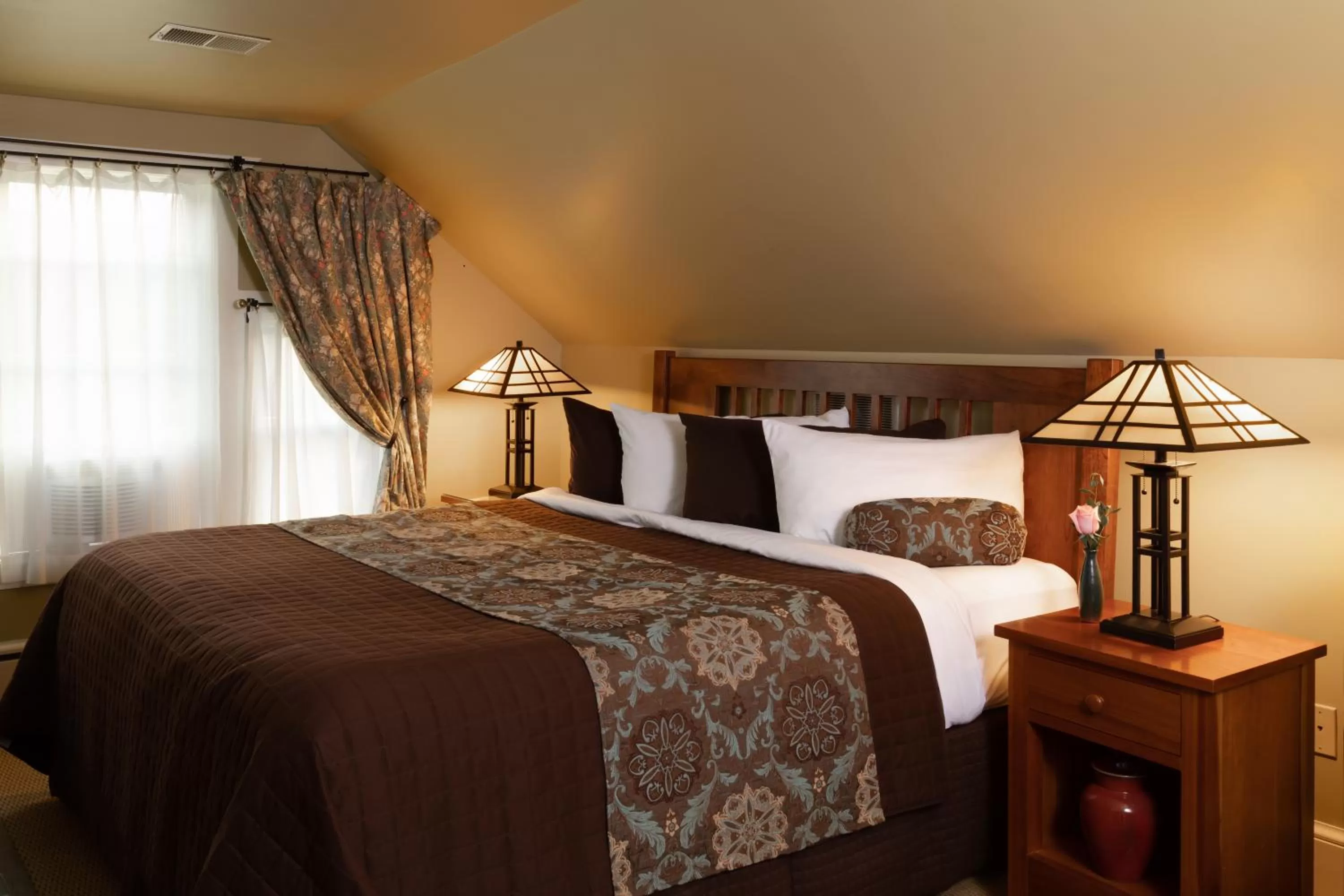 King Suite with Spa Bath in Lake Pointe Inn