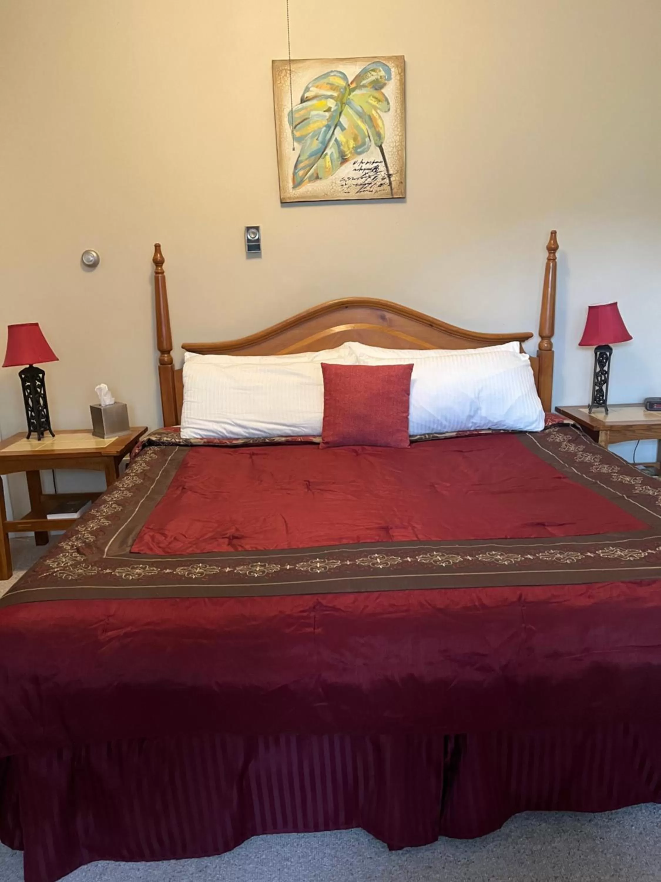 Deluxe King Suite in Vinehurst Inn & Suites