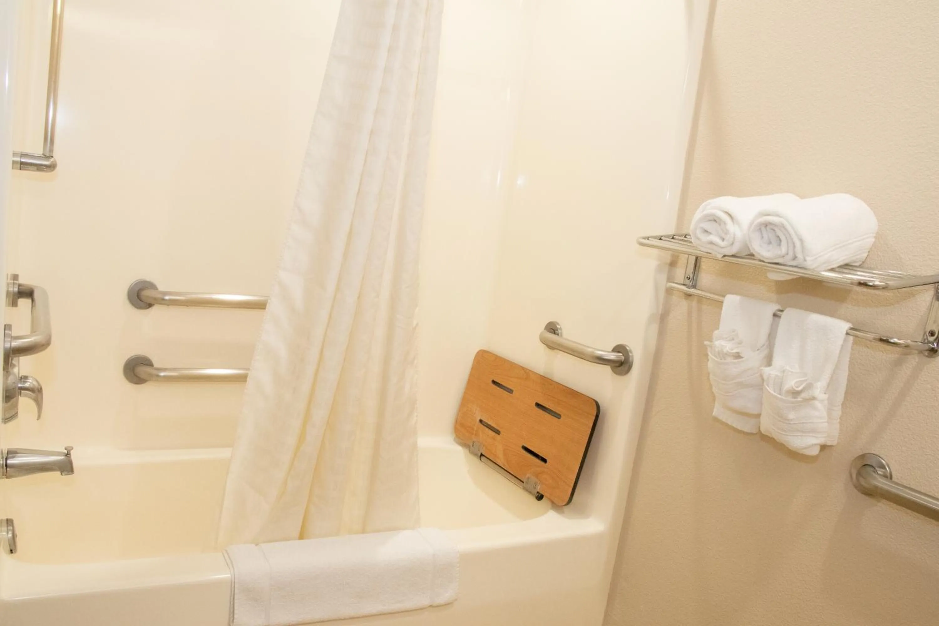 Queen Room - Disability Access/Non-Smoking in Microtel Inn & Suites Lodi