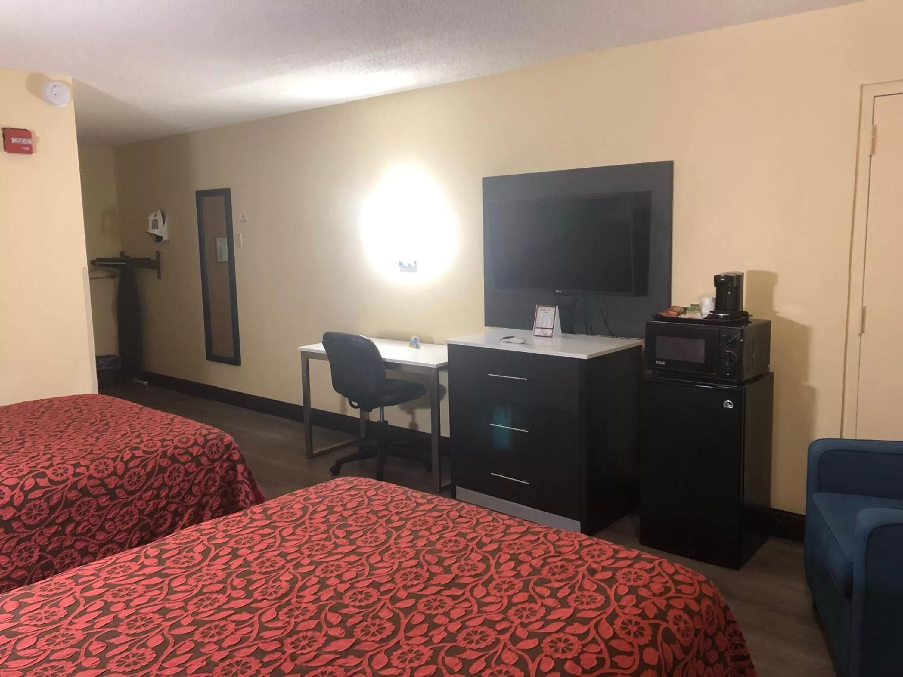 Double Room with Two Double Beds - Mobility Access/Non-Smoking in Days Inn by Wyndham Grove City Columbus South
