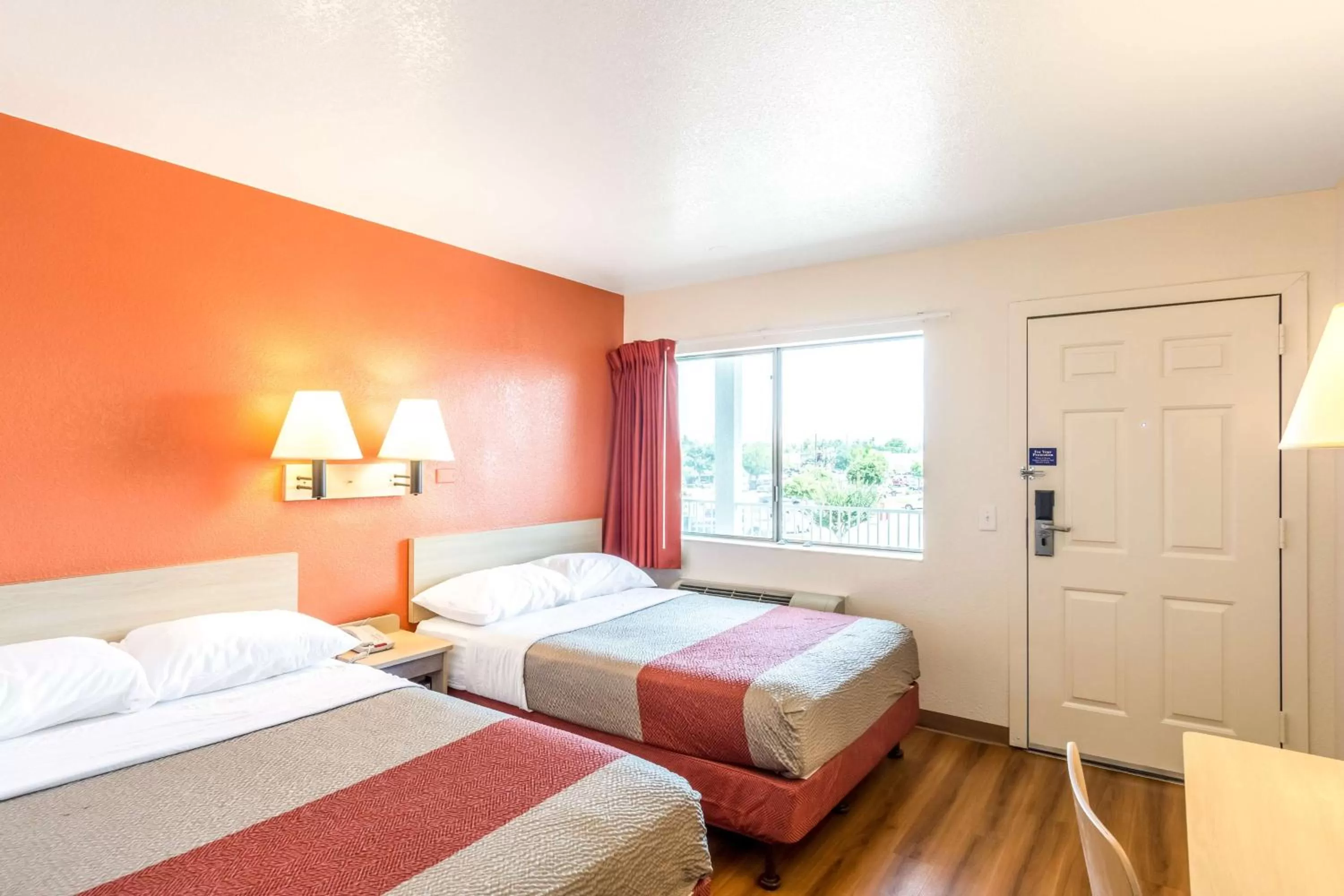Deluxe Quadruple Room - single occupancy - Smoking in Motel 6-Redding, CA - Central