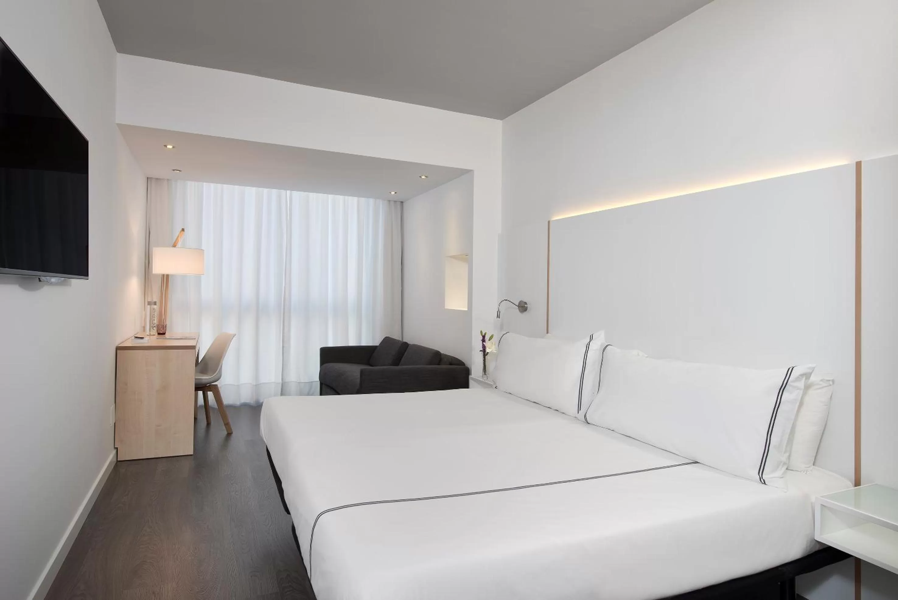 Deluxe Double Room in INNSiDE by Meliá Palma Center