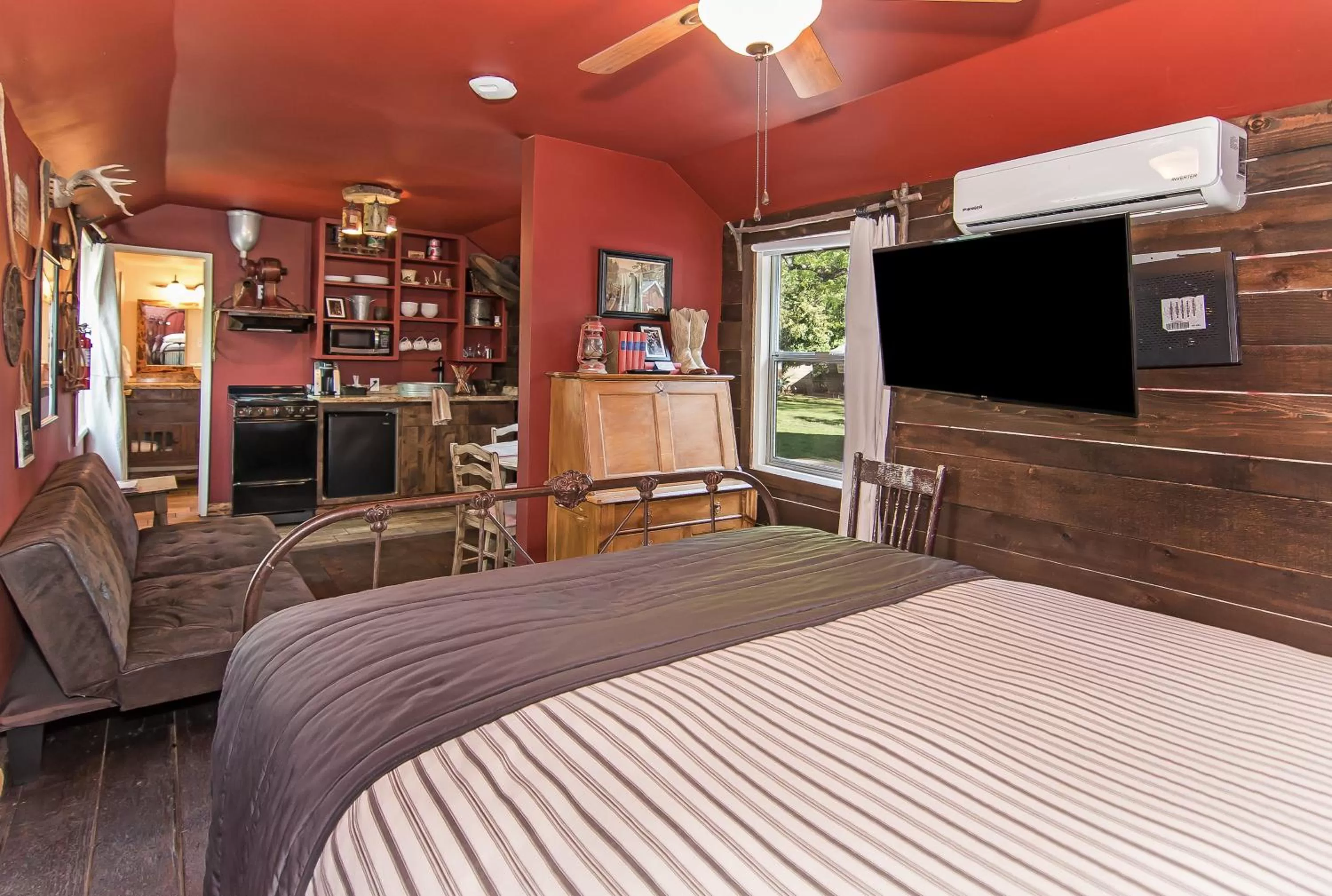 Deluxe Queen Studio with Kitchenette #5 in Miner's Camp