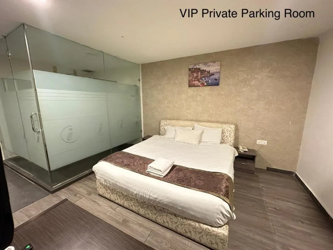 Deluxe King Room - single occupancy in I Garden Hotel