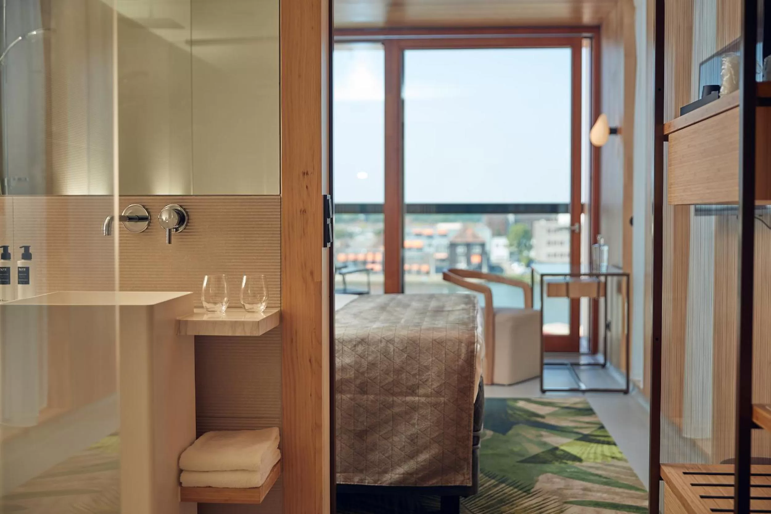 Superior Room with Bath, Shower & Balcony in Hotel Jakarta Amsterdam