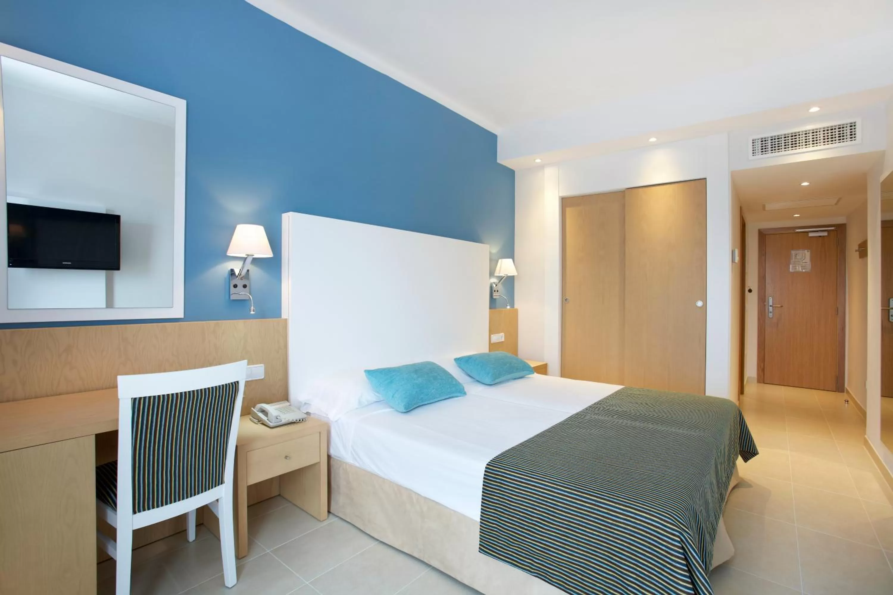 Twin Room in Universal Hotel Marqués