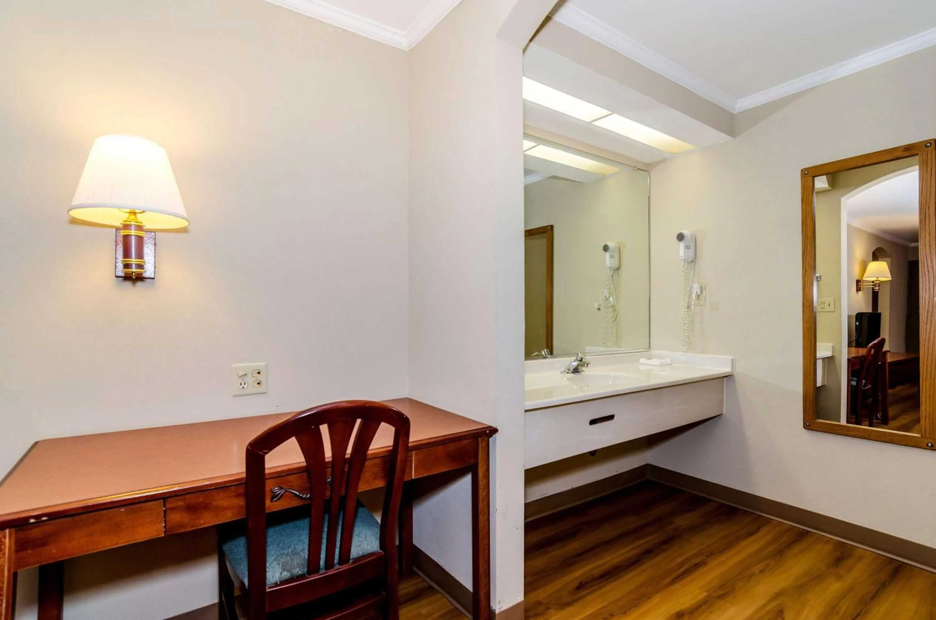 Queen Room - Disability Access - Roll in Shower in Motel 6-Newark, DE