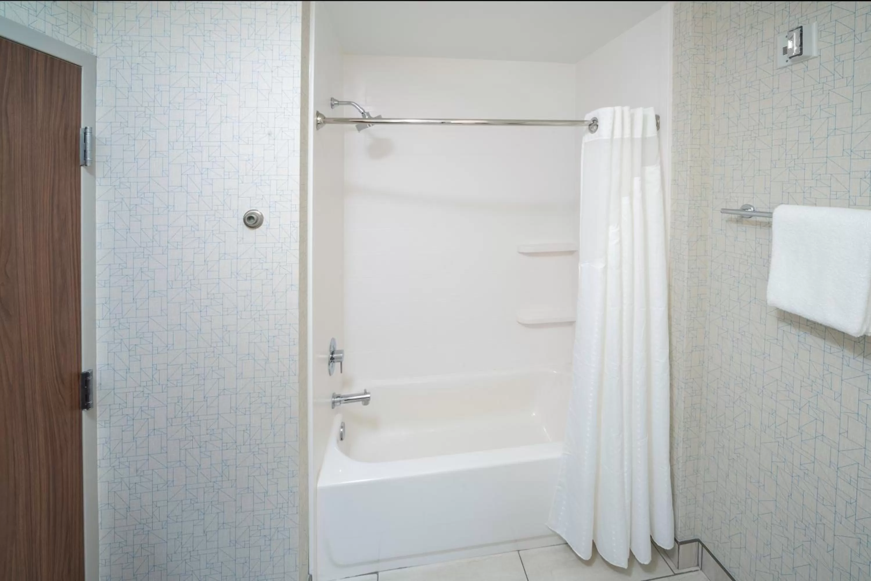 Queen Room with Two Queen Beds - Mobility Access Tub/Non-Smoking in Holiday Inn Express - Brevard by IHG