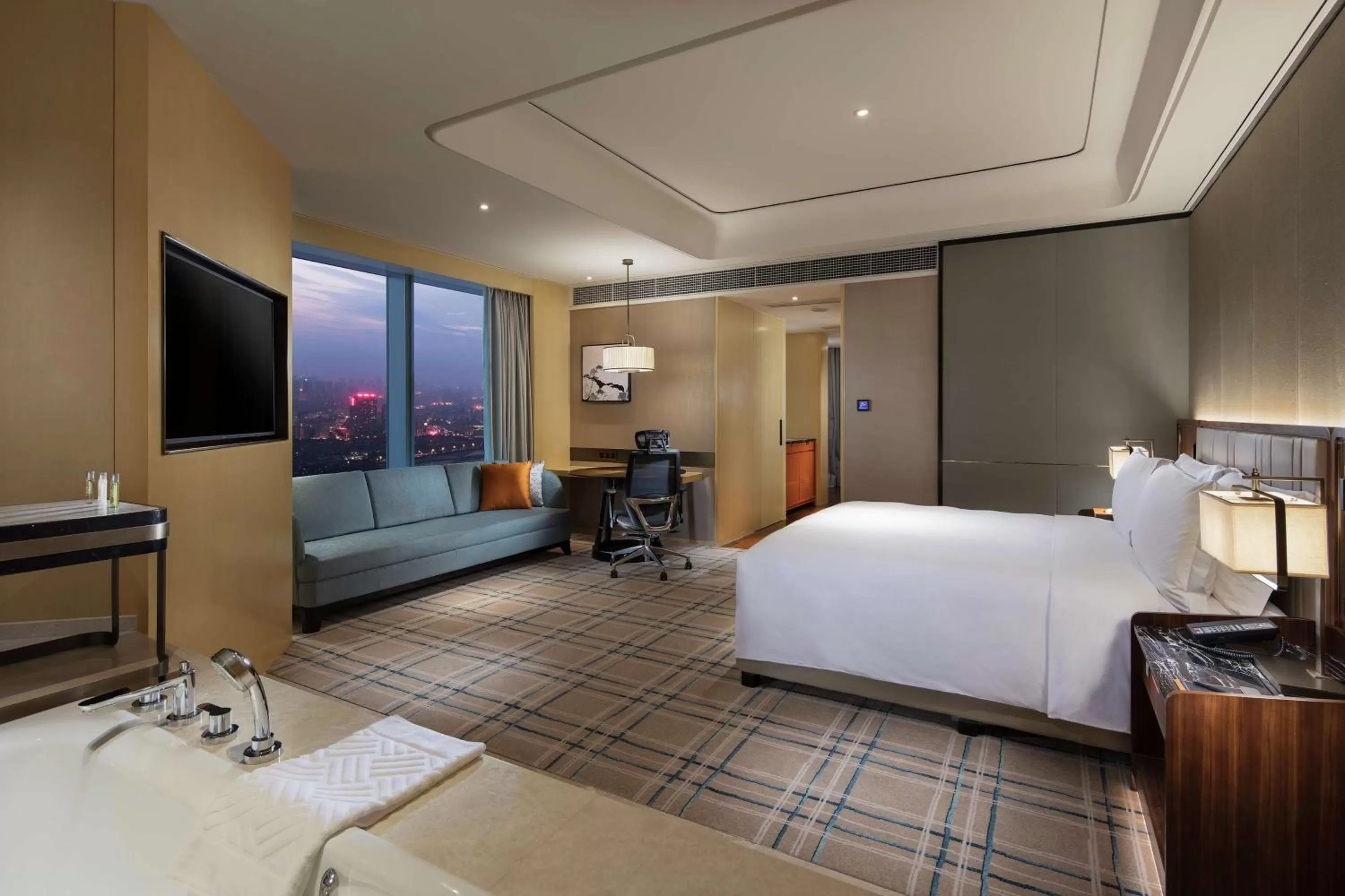 Deluxe King Room with River View in Hilton Fuzhou