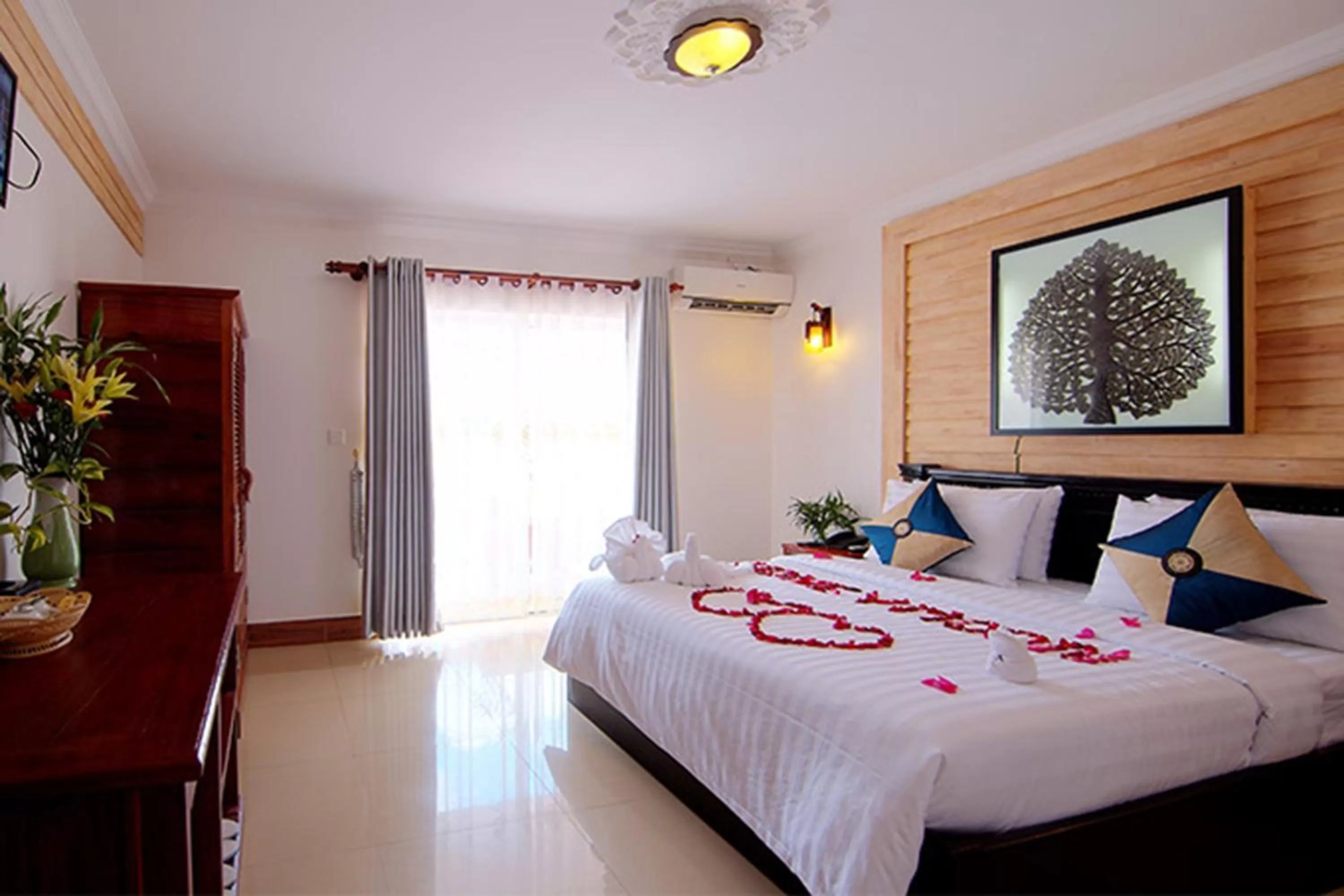 Deluxe Double Room with Balcony in Bou Phanith Villa