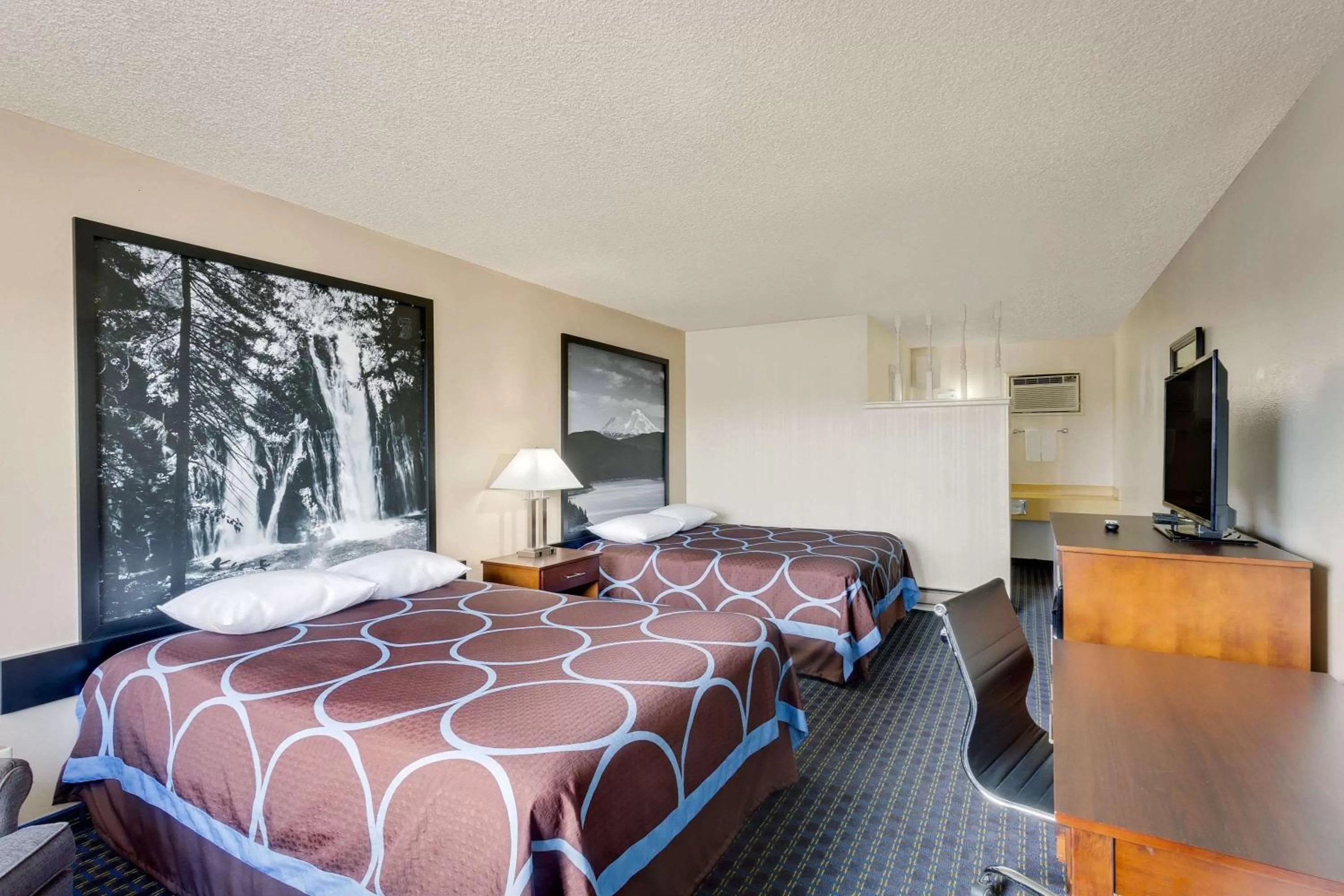 Queen Room with Two Queen Beds and Mobility/Hearing Access - Non-Smoking in Super 8 by Wyndham Alturas