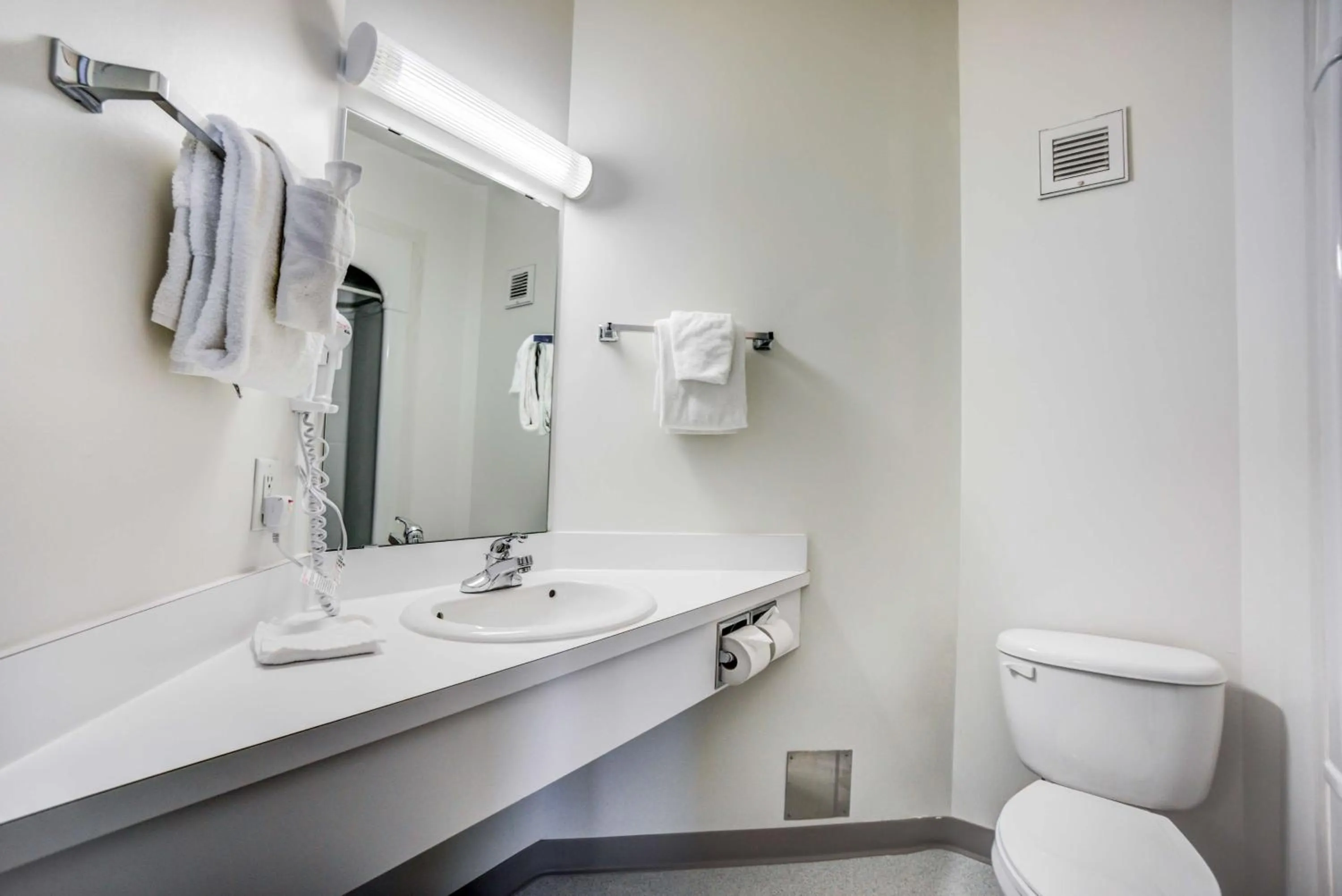 Queen Room - Non-Smoking in Motel 6-Red Deer, AB