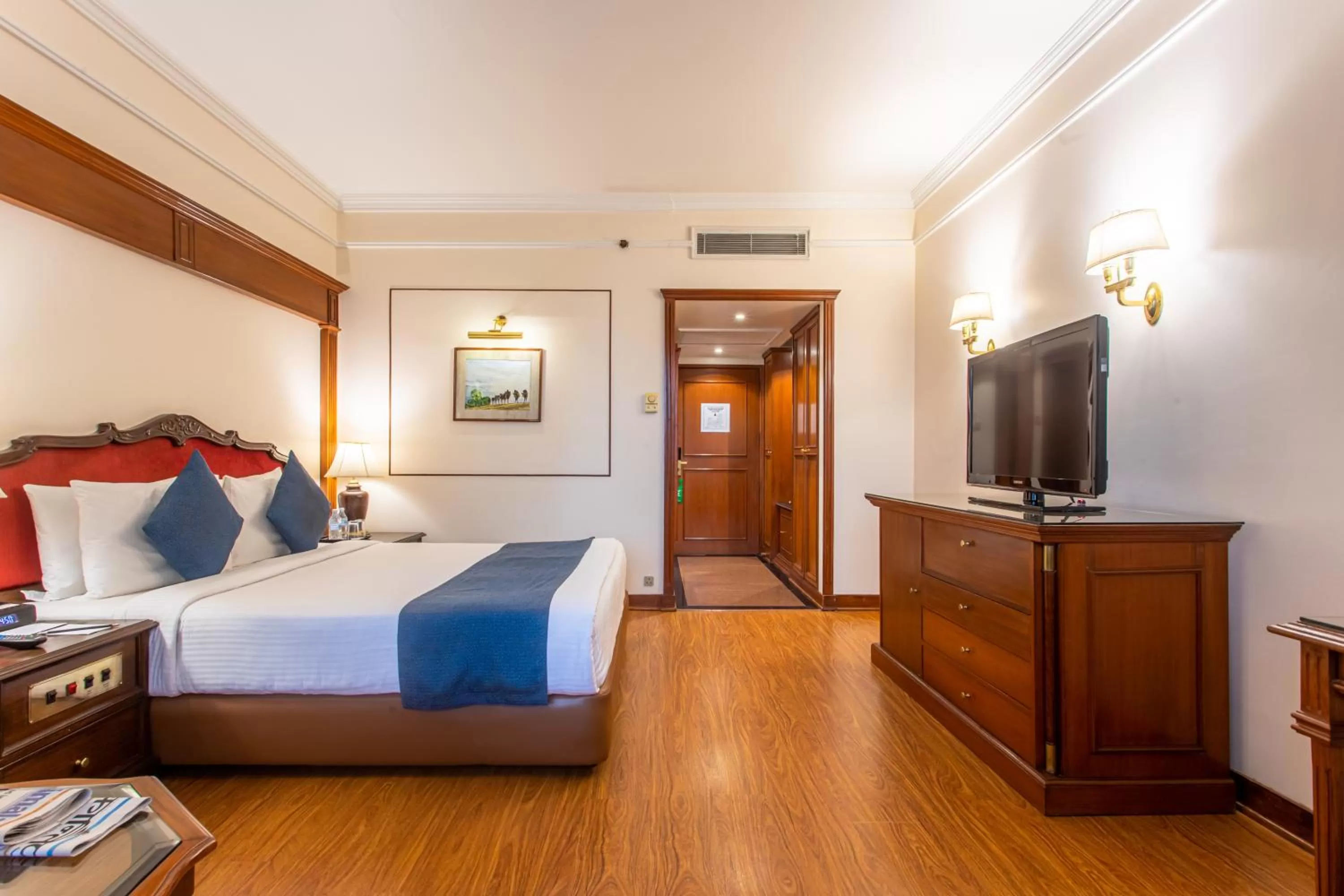 Deluxe King Room - single occupancy - 20% discount on Spa & Laundry in The Everest Hotel