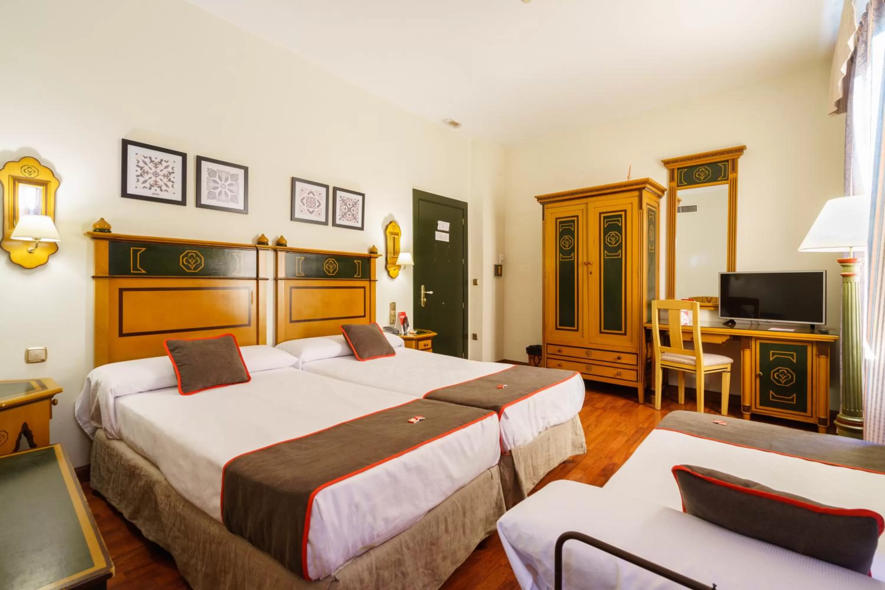 Twin Room with Extra Bed in Hotel Plaza Nueva