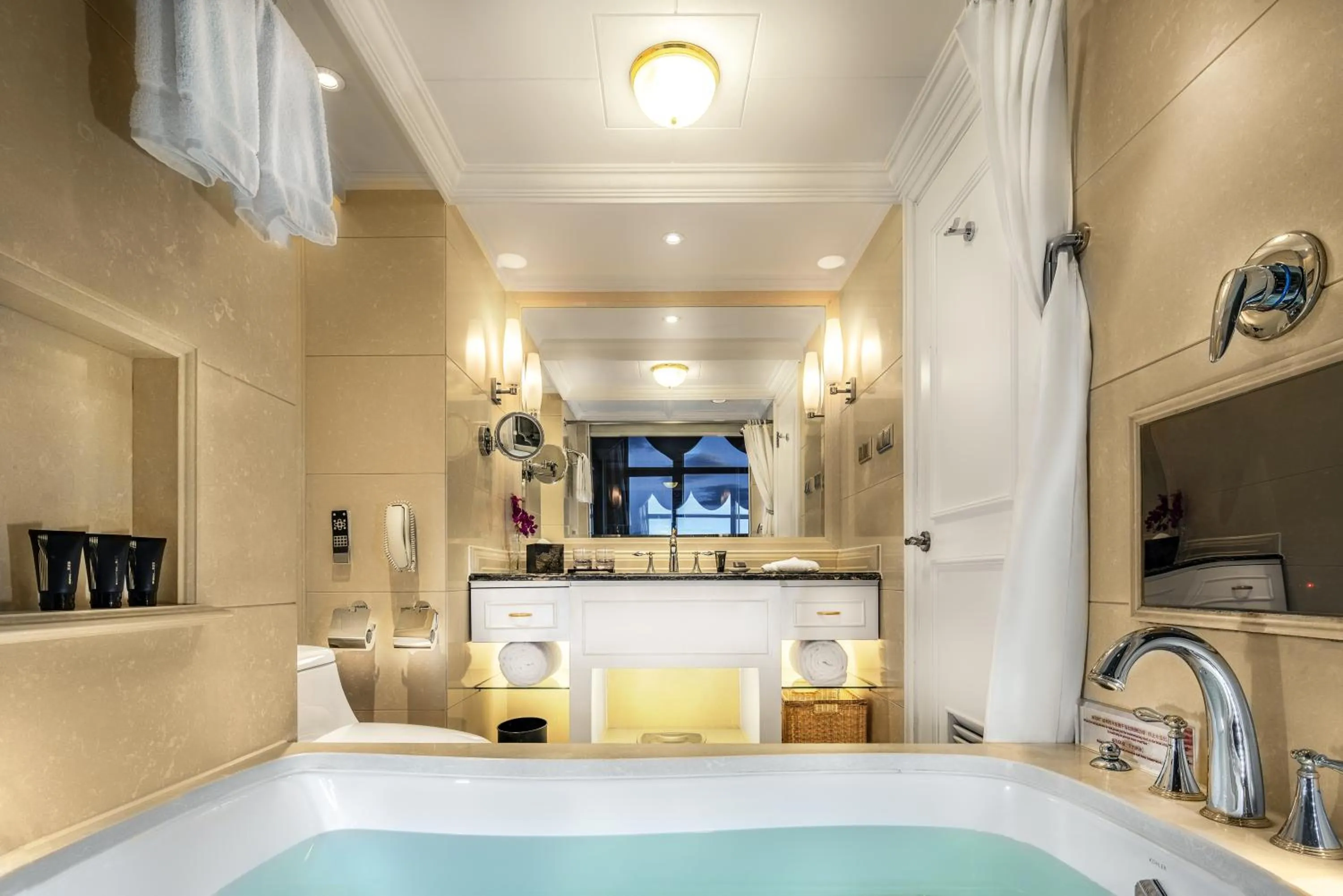 Business Twin Room Lake View in Green Lake Hotel